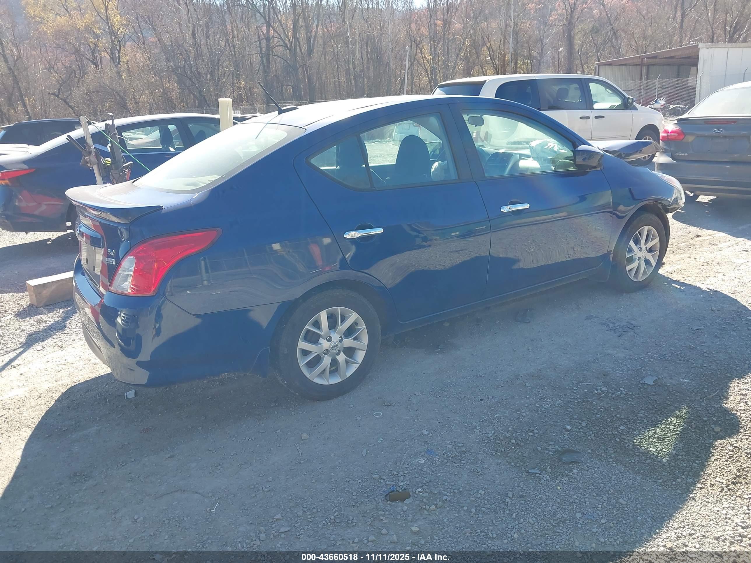 NISSAN VERSA image 4