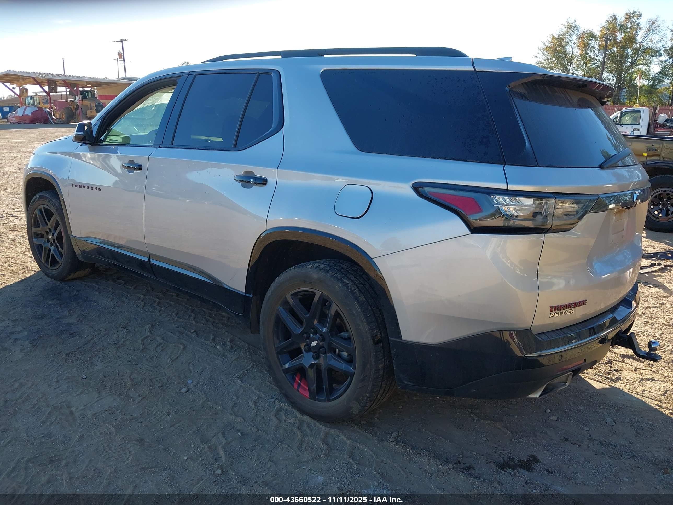CHEVROLET TRAVERSE image 3