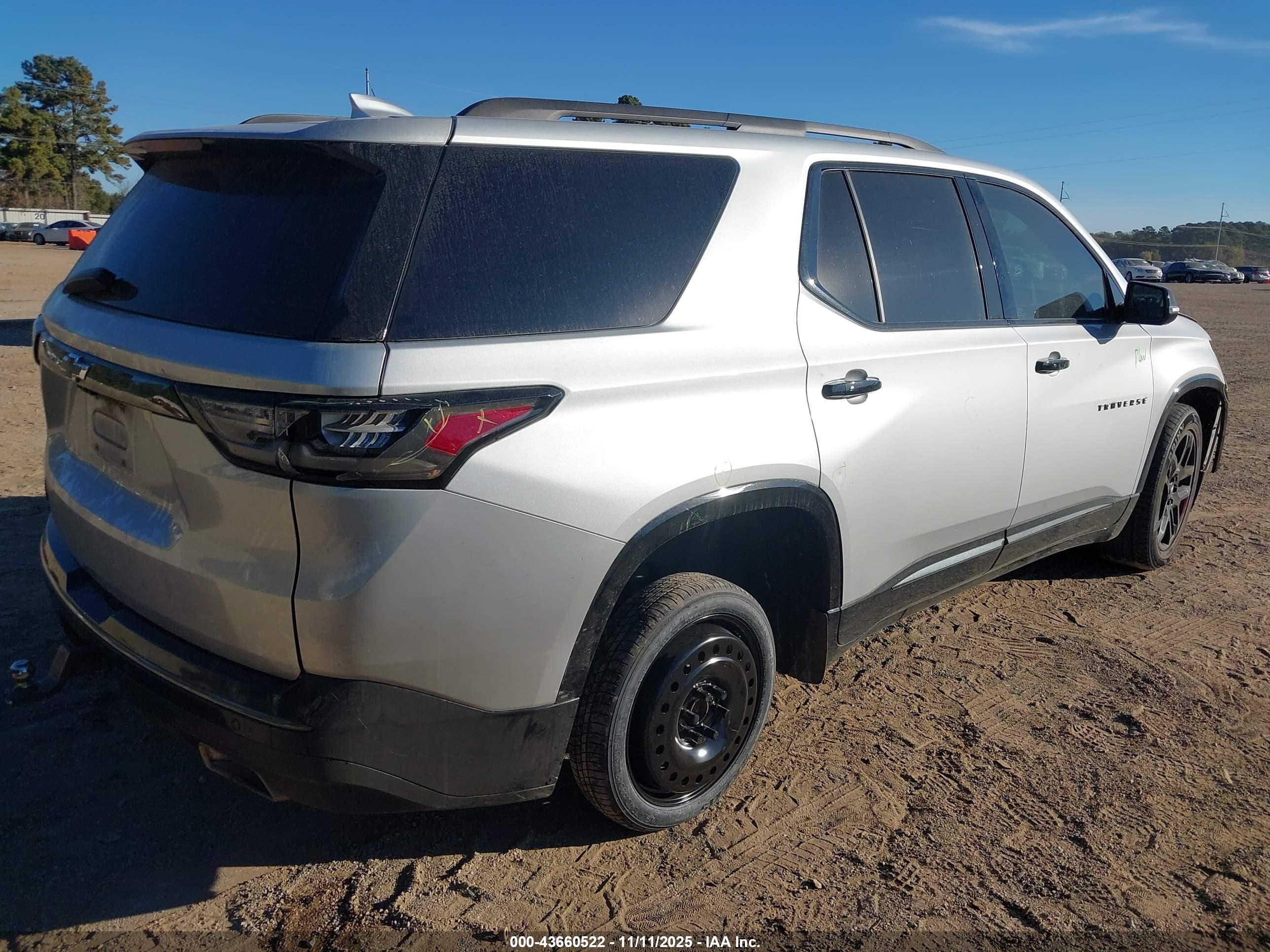 CHEVROLET TRAVERSE image 4