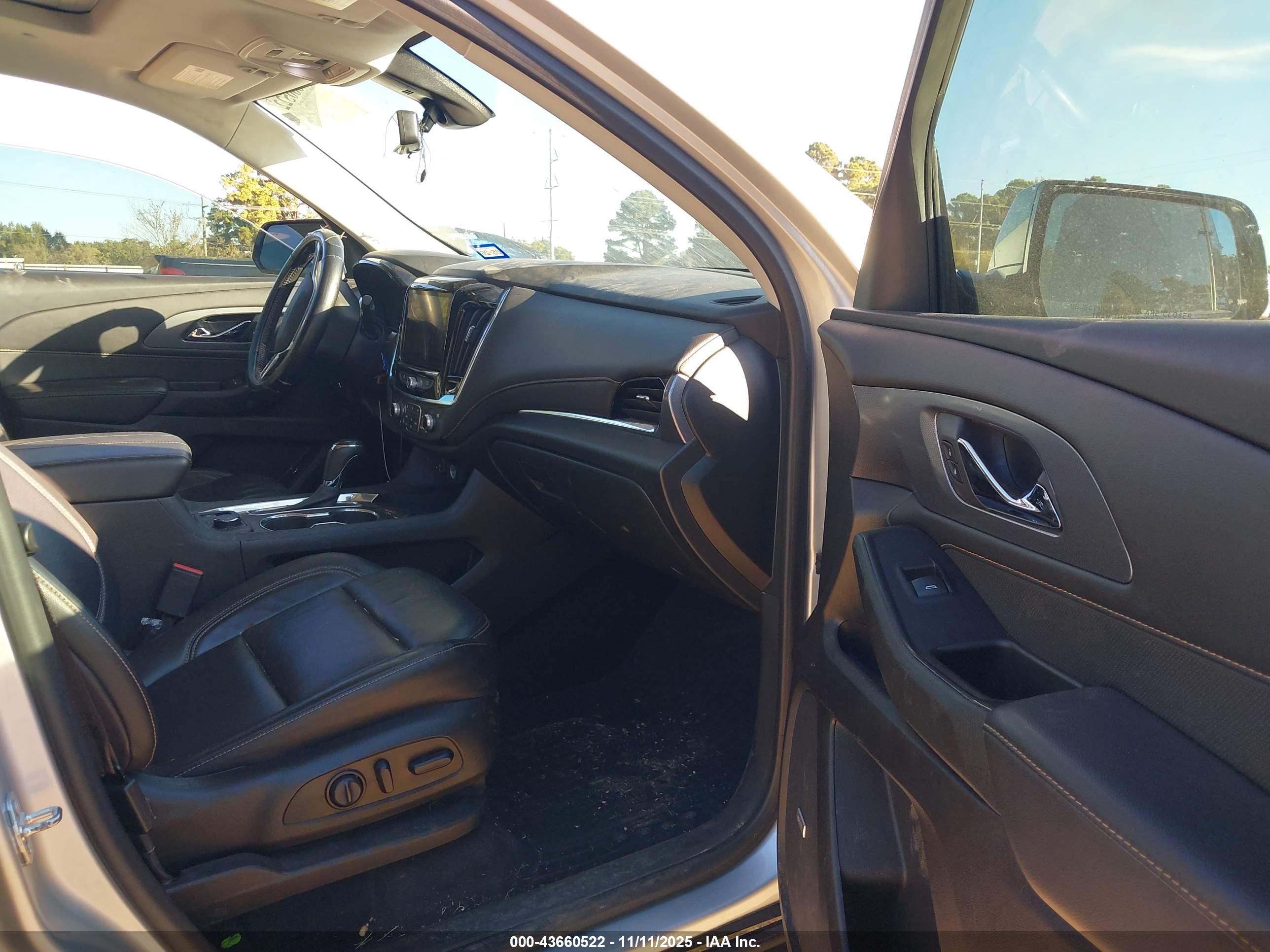 CHEVROLET TRAVERSE image 5