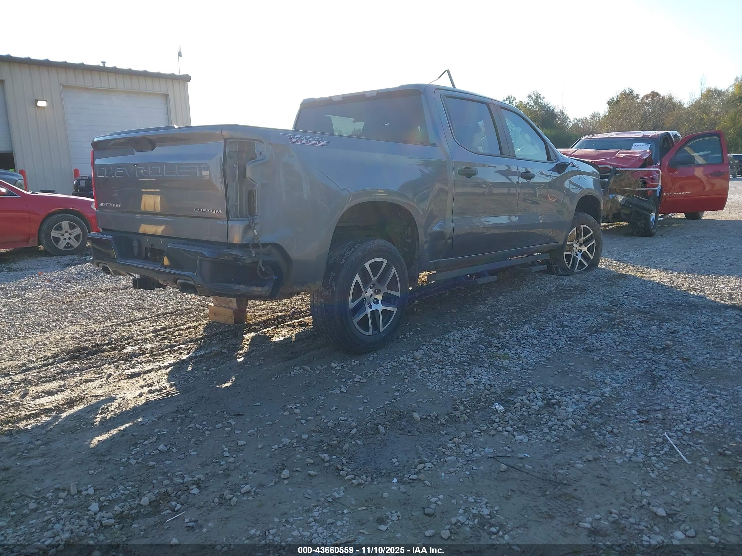 CHEVROLET SILVERADO image 4