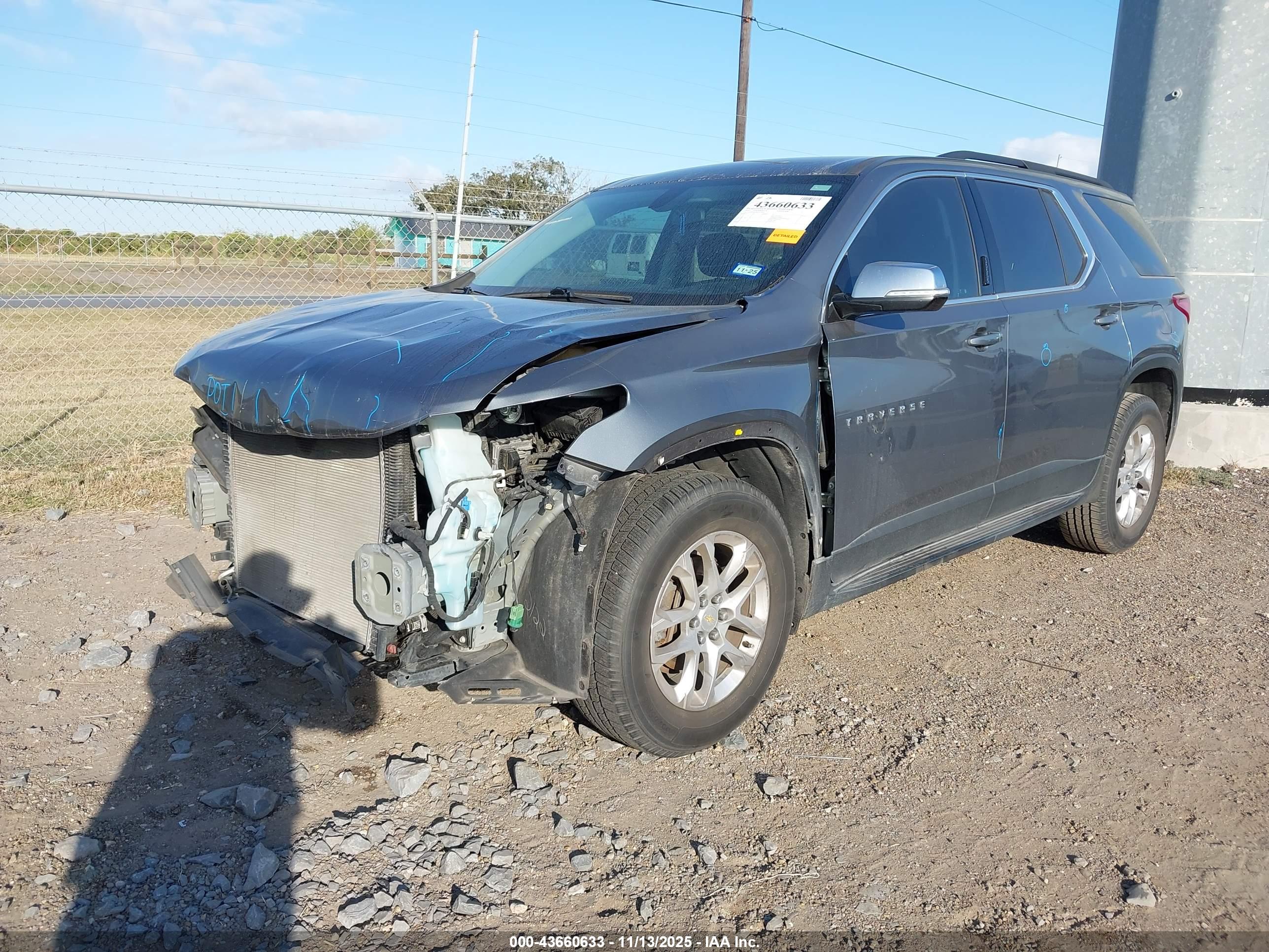 CHEVROLET TRAVERSE image 2