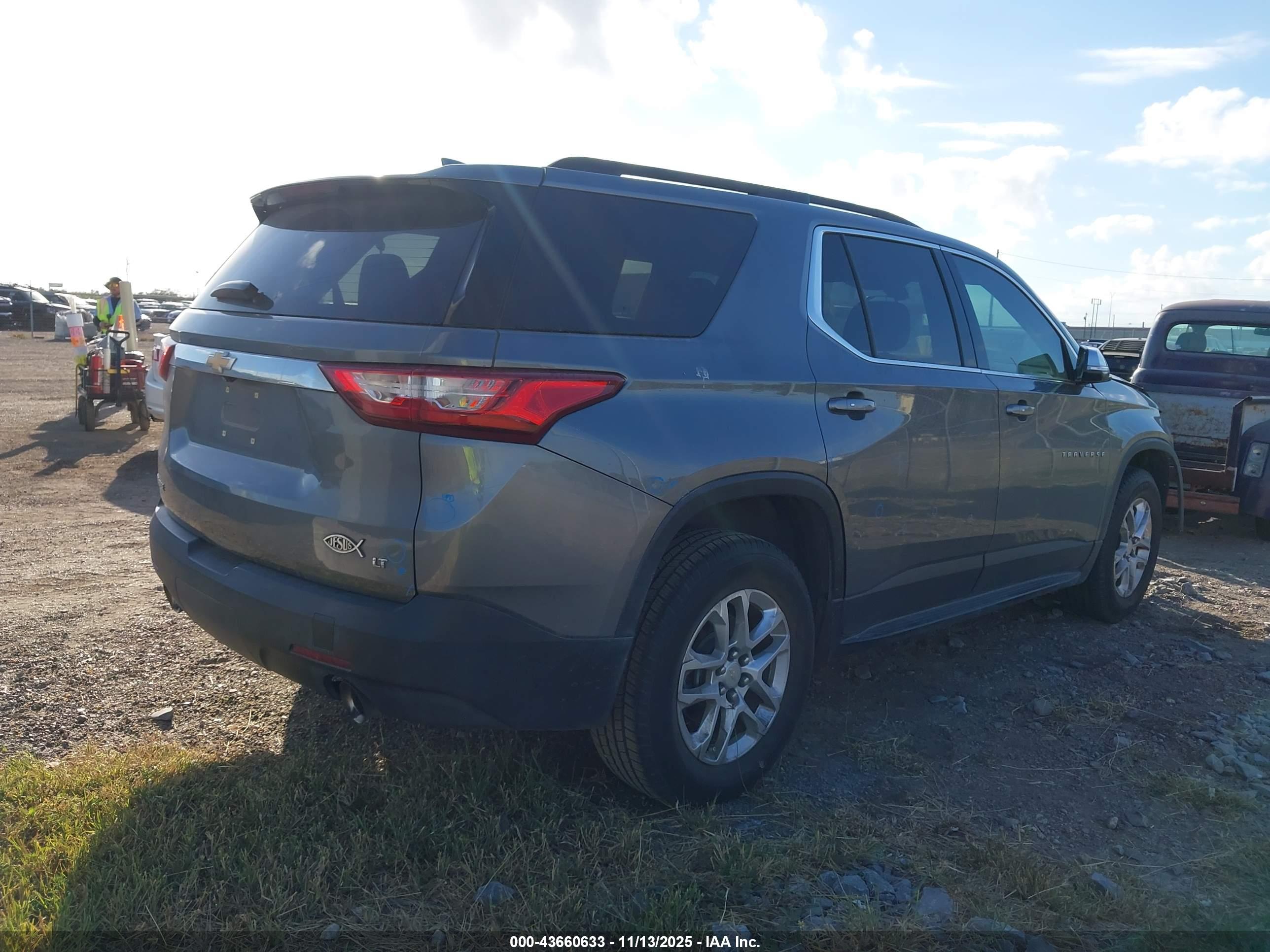 CHEVROLET TRAVERSE image 4