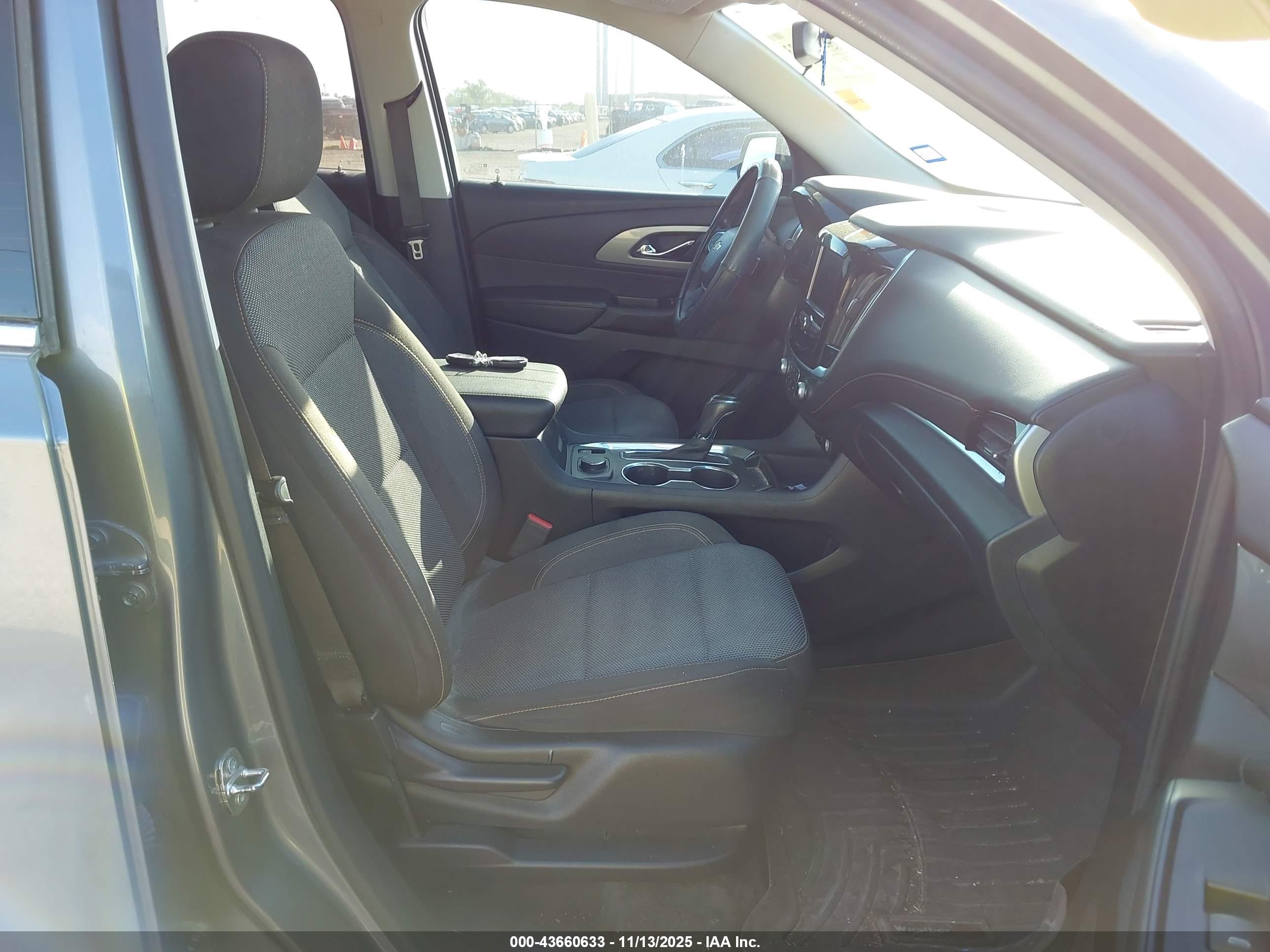 CHEVROLET TRAVERSE image 5