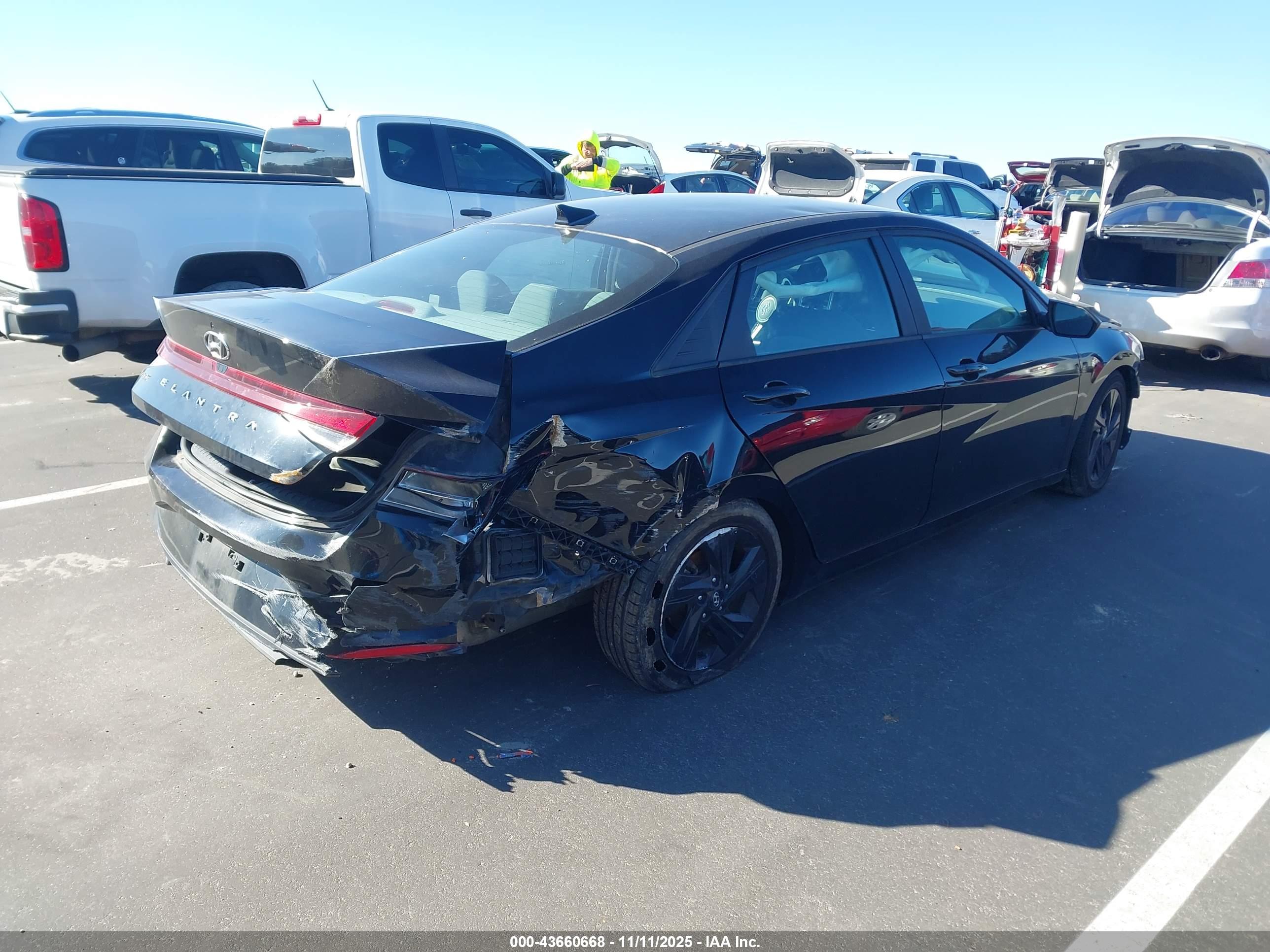 HYUNDAI ELANTRA image 4