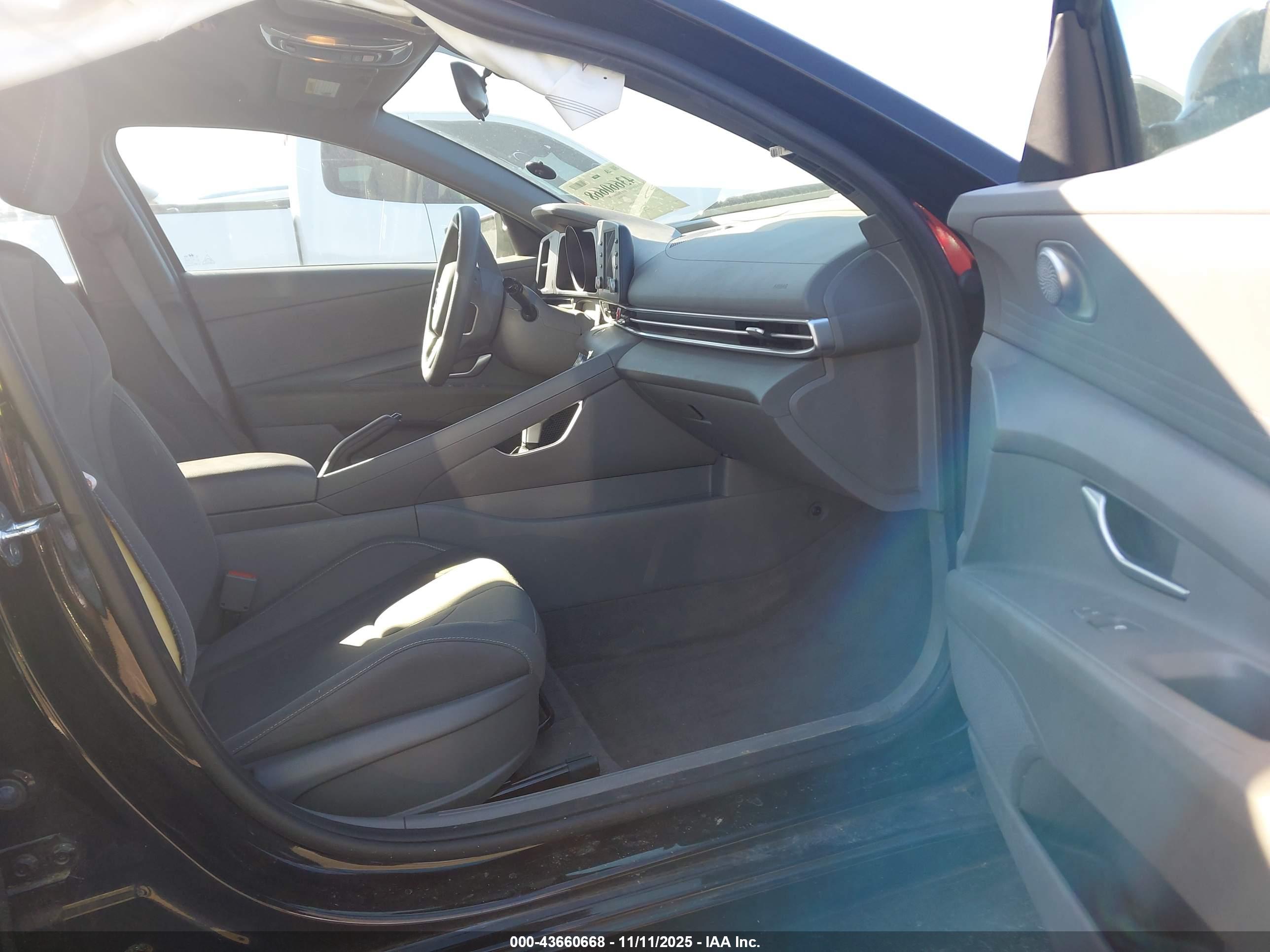 HYUNDAI ELANTRA image 5