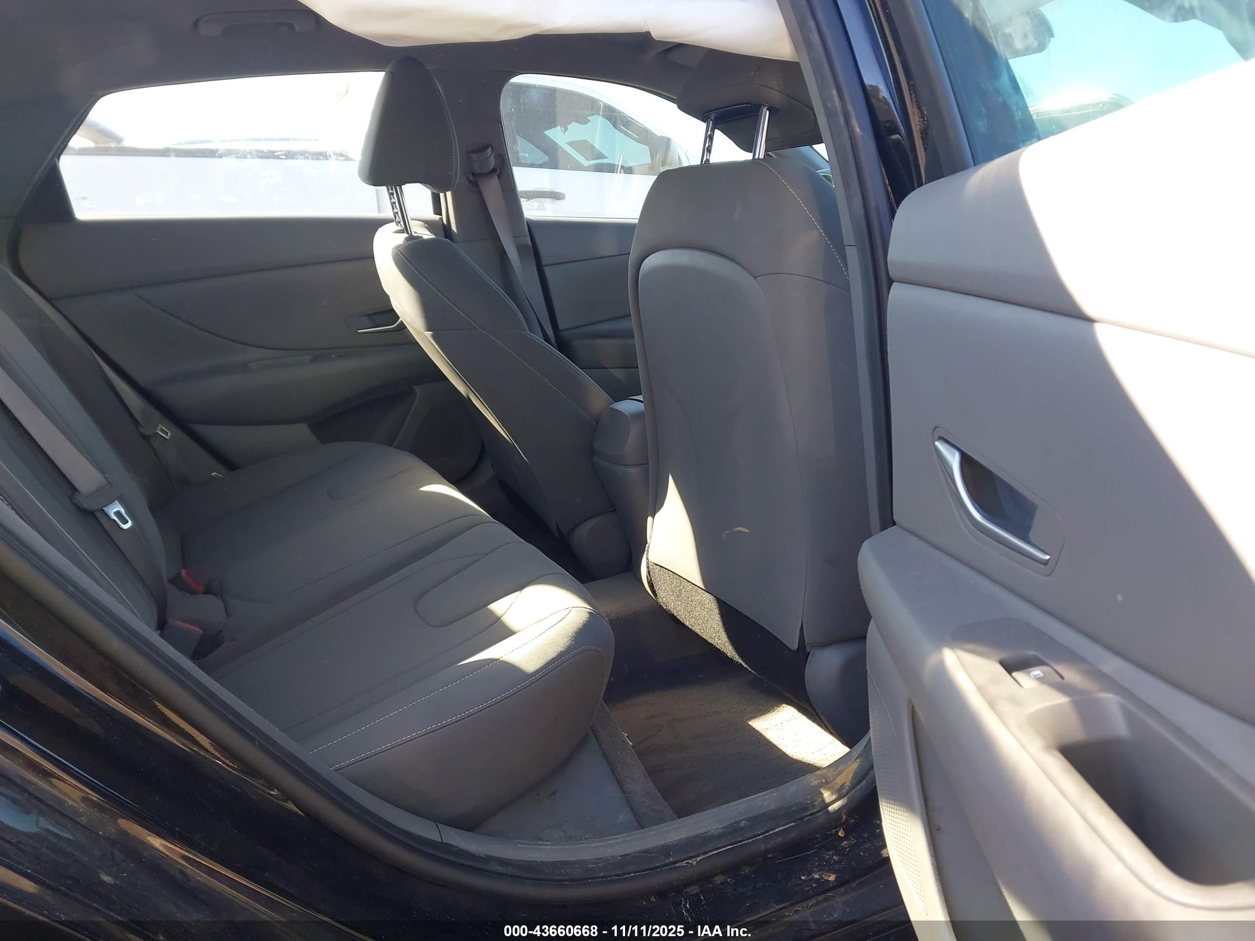 HYUNDAI ELANTRA image 8