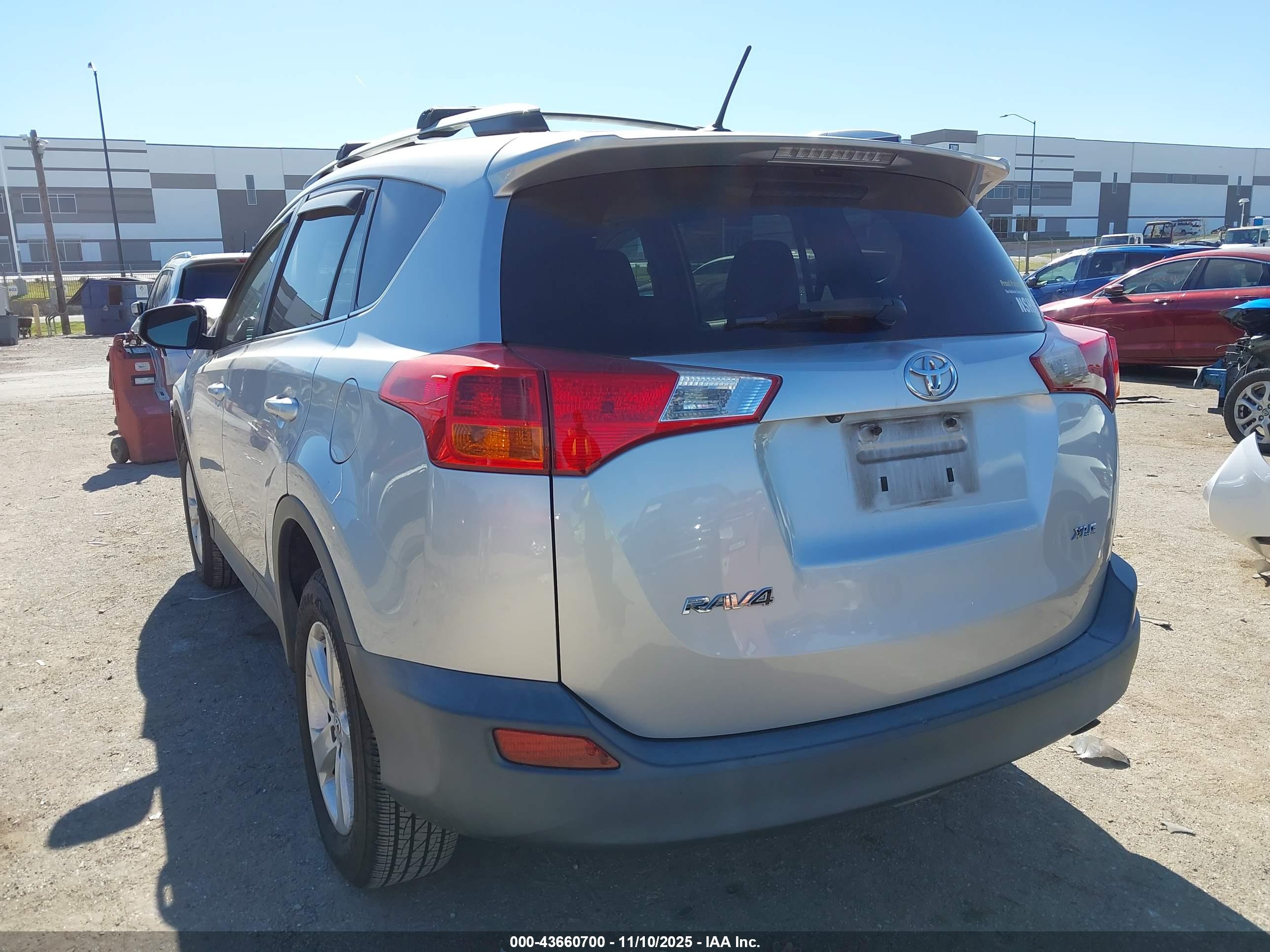 TOYOTA RAV4 image 3