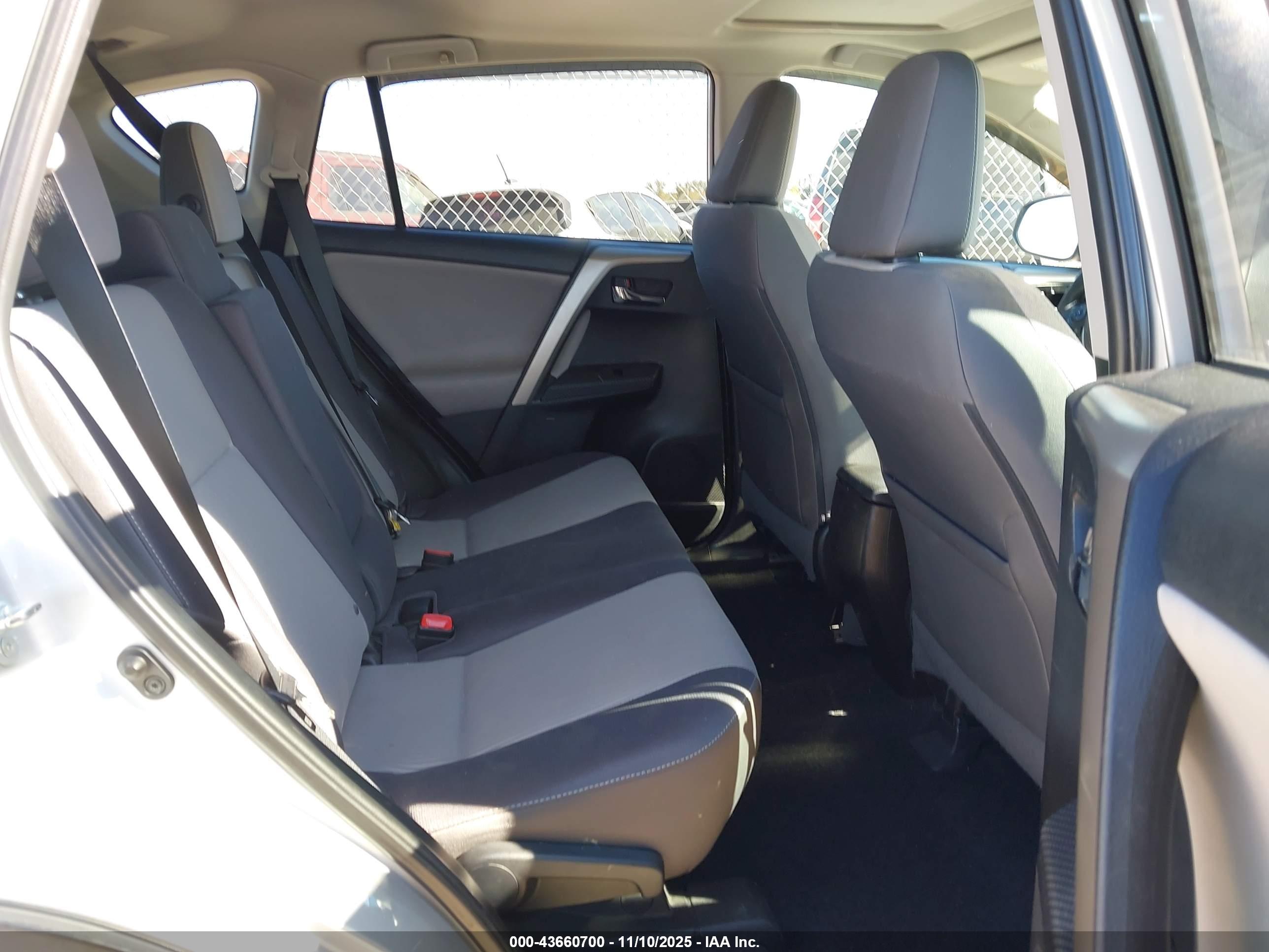 TOYOTA RAV4 image 8