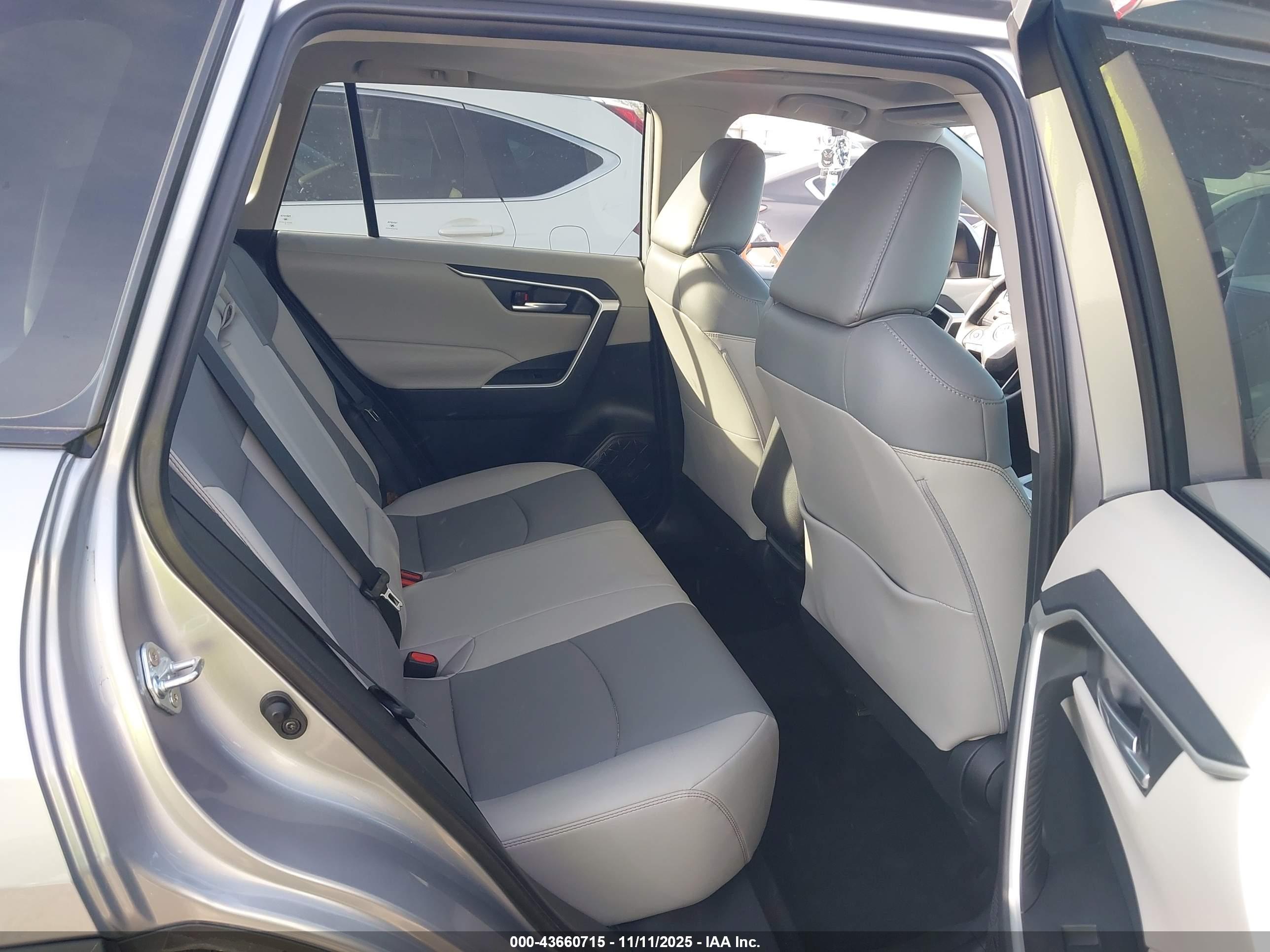 TOYOTA RAV4 image 8