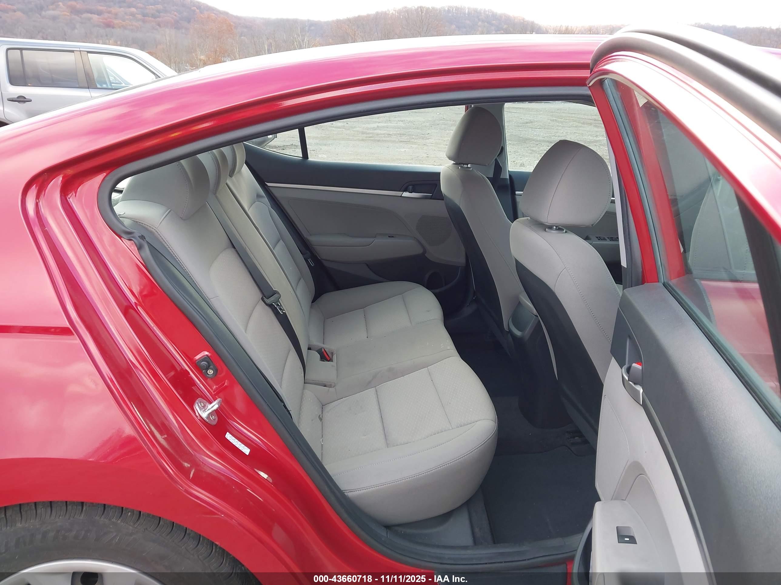 HYUNDAI ELANTRA image 8