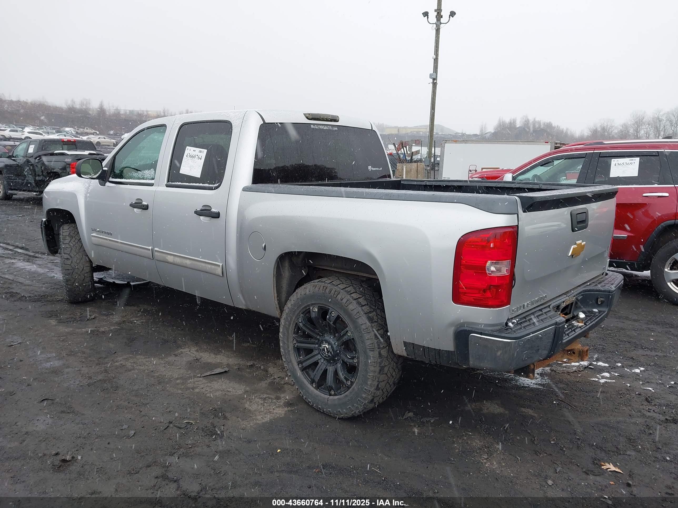 CHEVROLET SILVERADO image 3