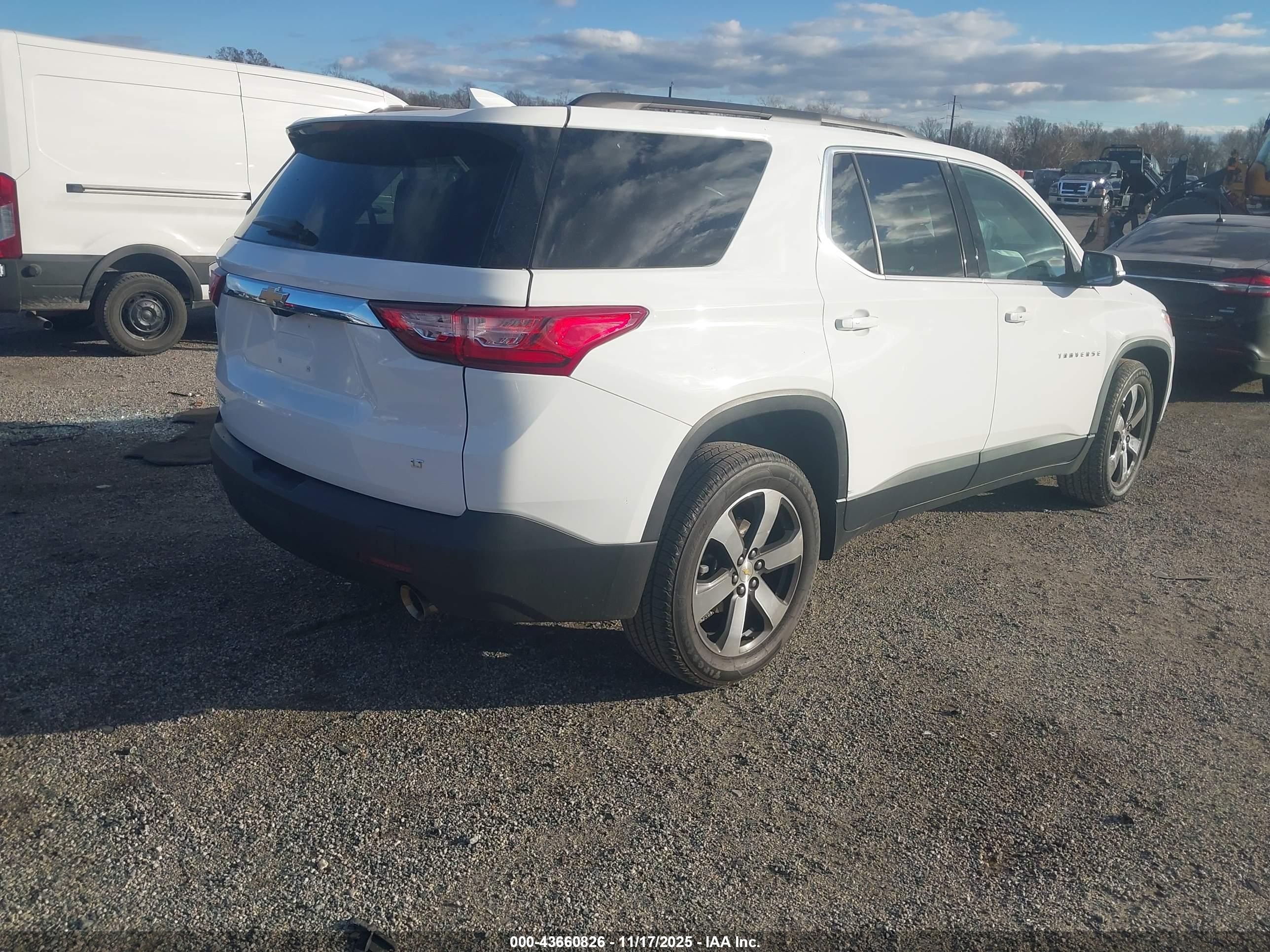 CHEVROLET TRAVERSE image 4