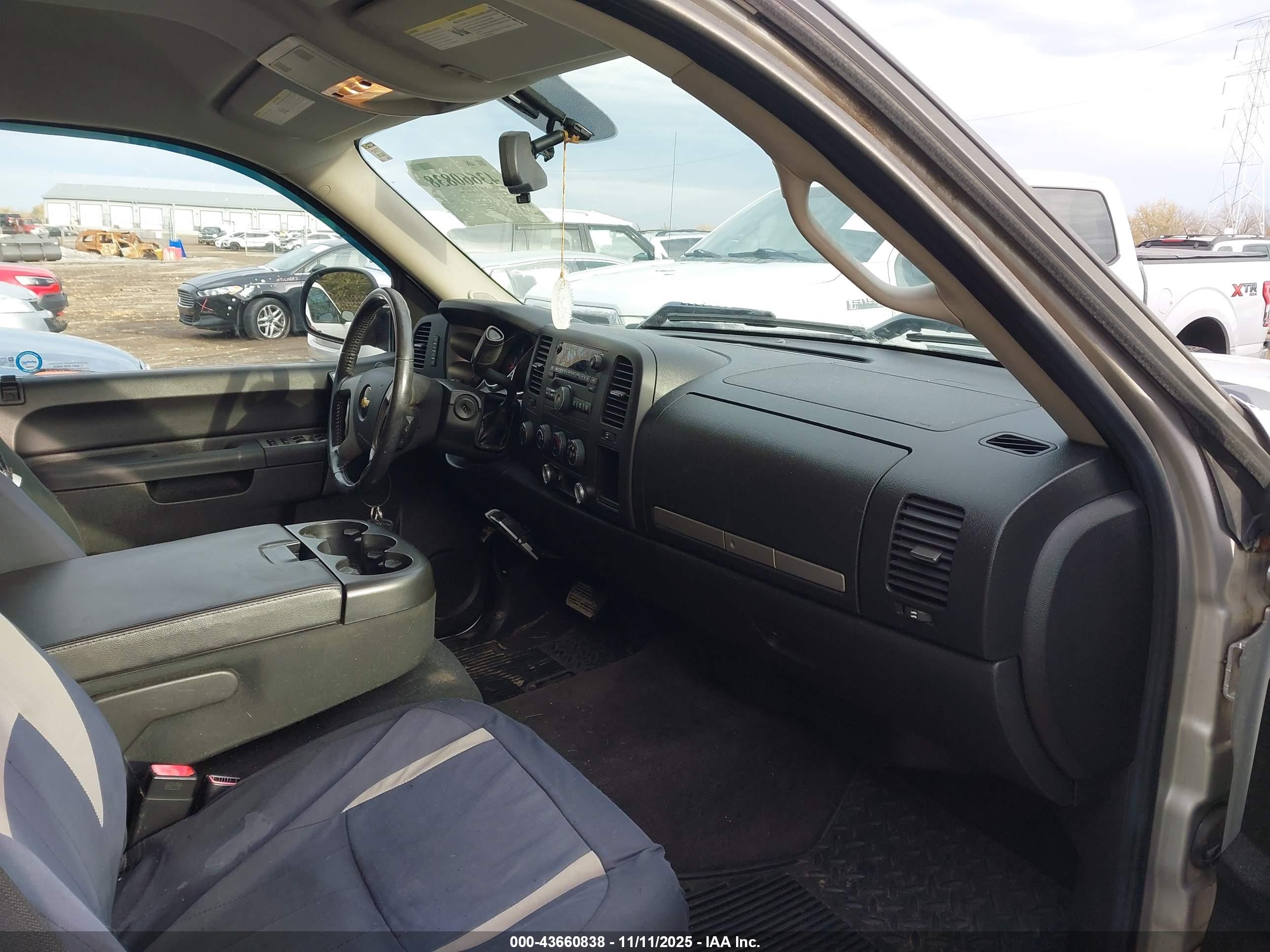 CHEVROLET SILVERADO image 5