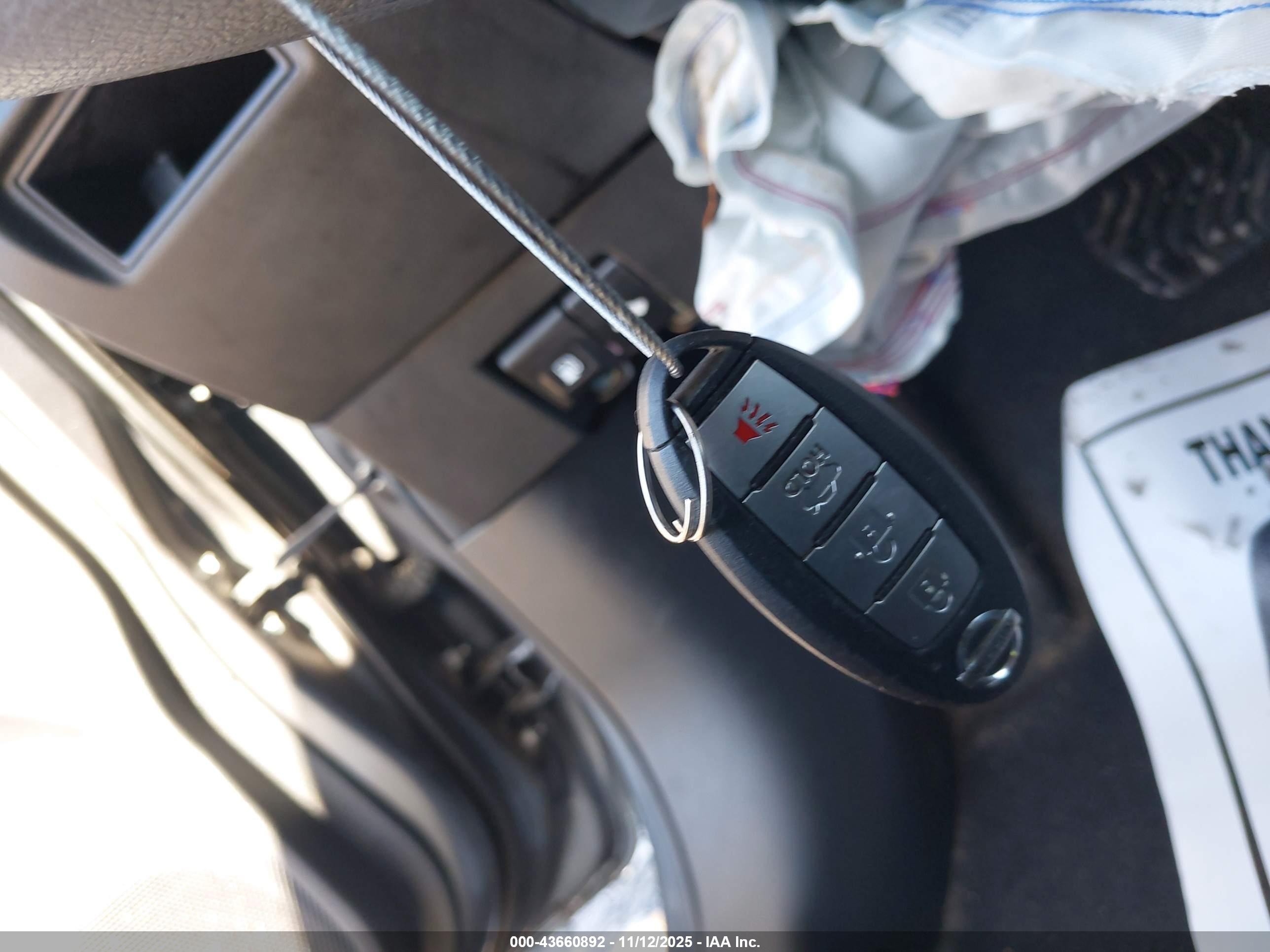 NISSAN VERSA image 11