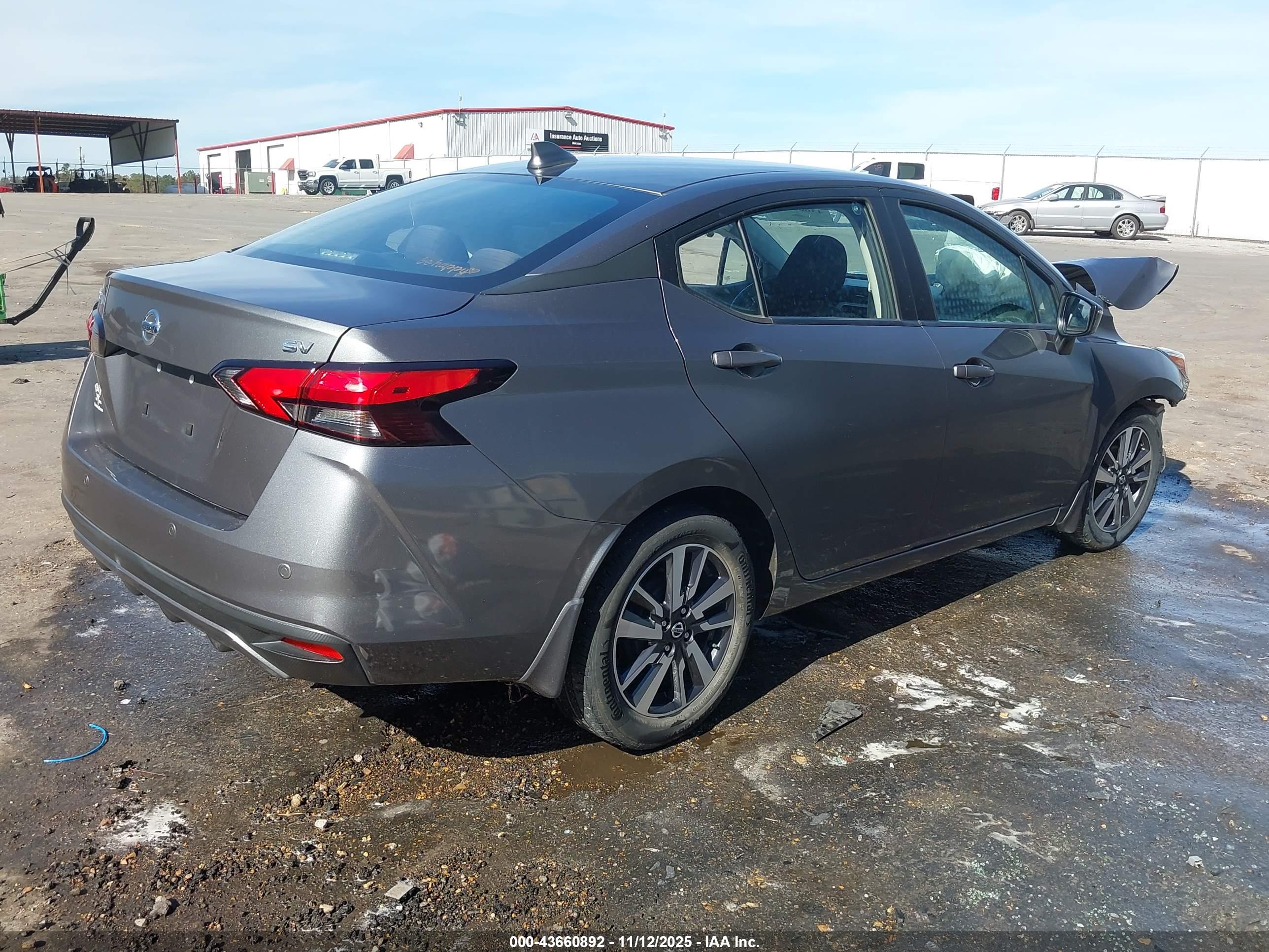 NISSAN VERSA image 4