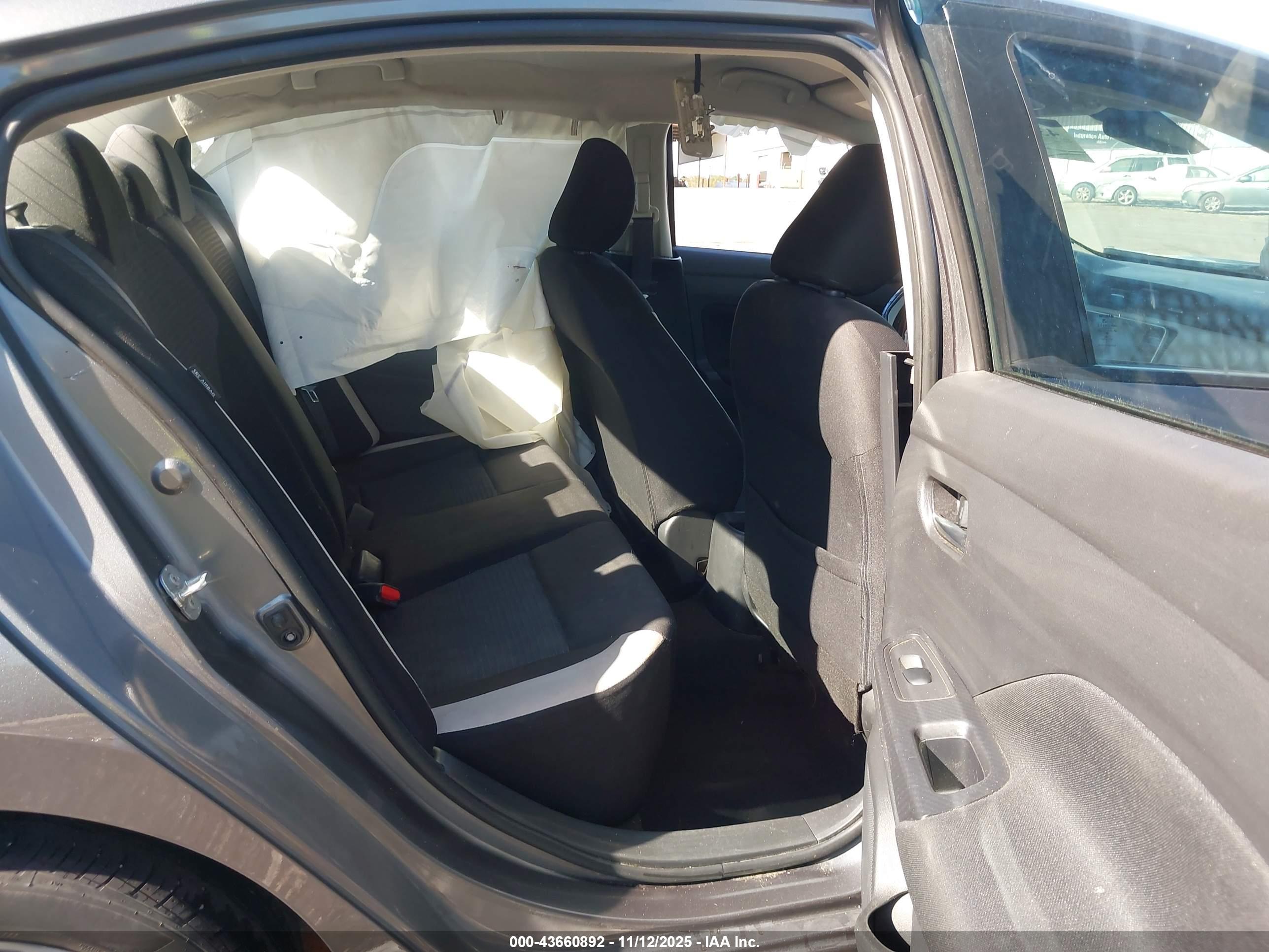 NISSAN VERSA image 8