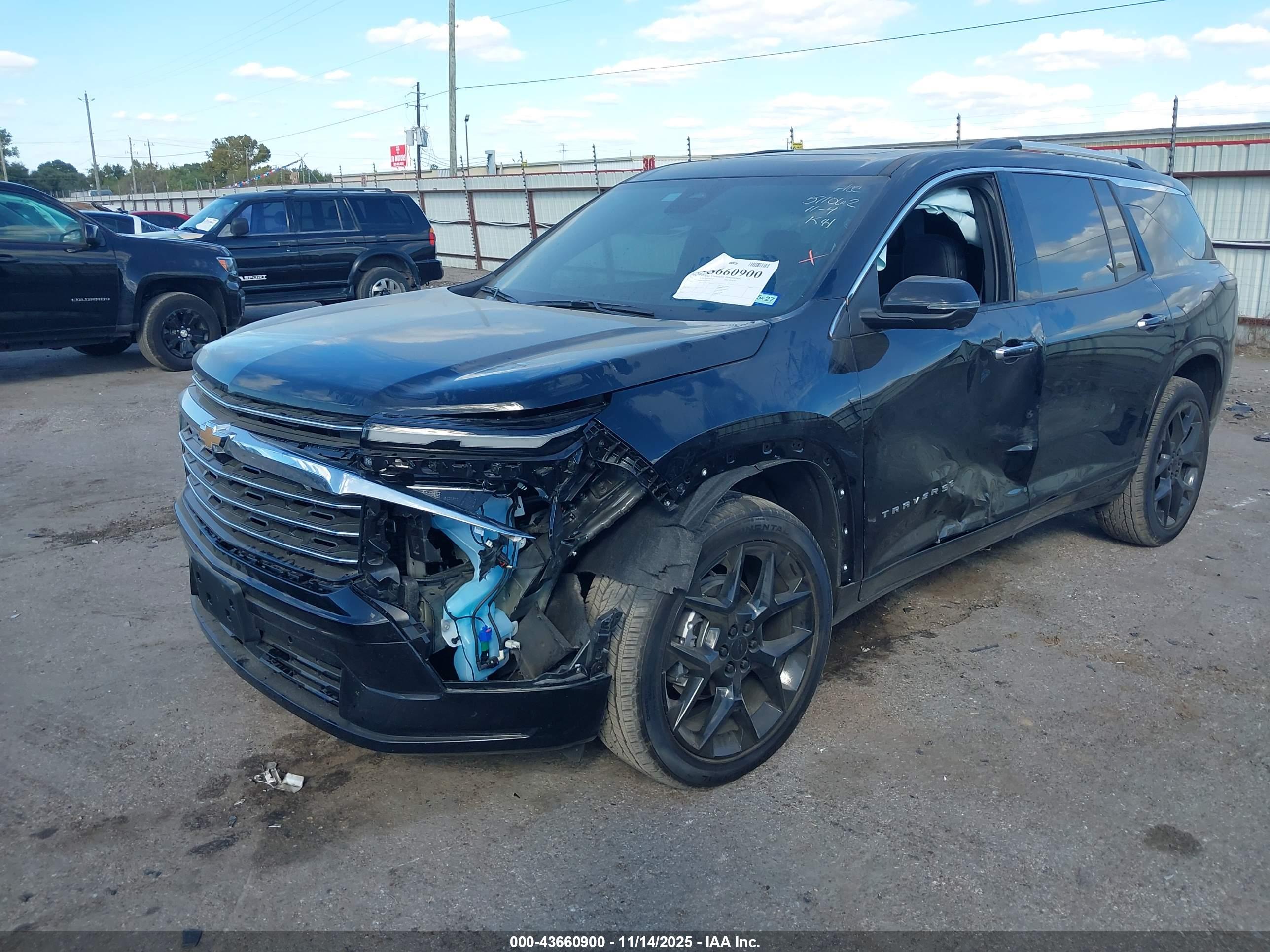 CHEVROLET TRAVERSE image 2
