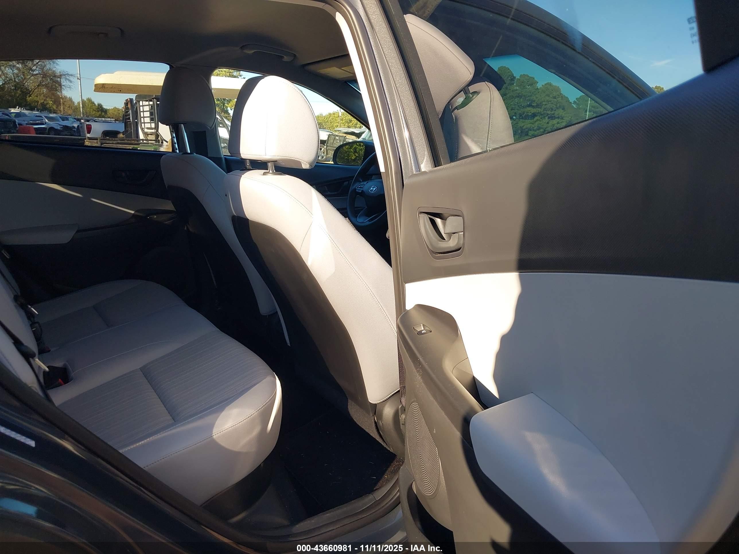 HYUNDAI KONA image 8