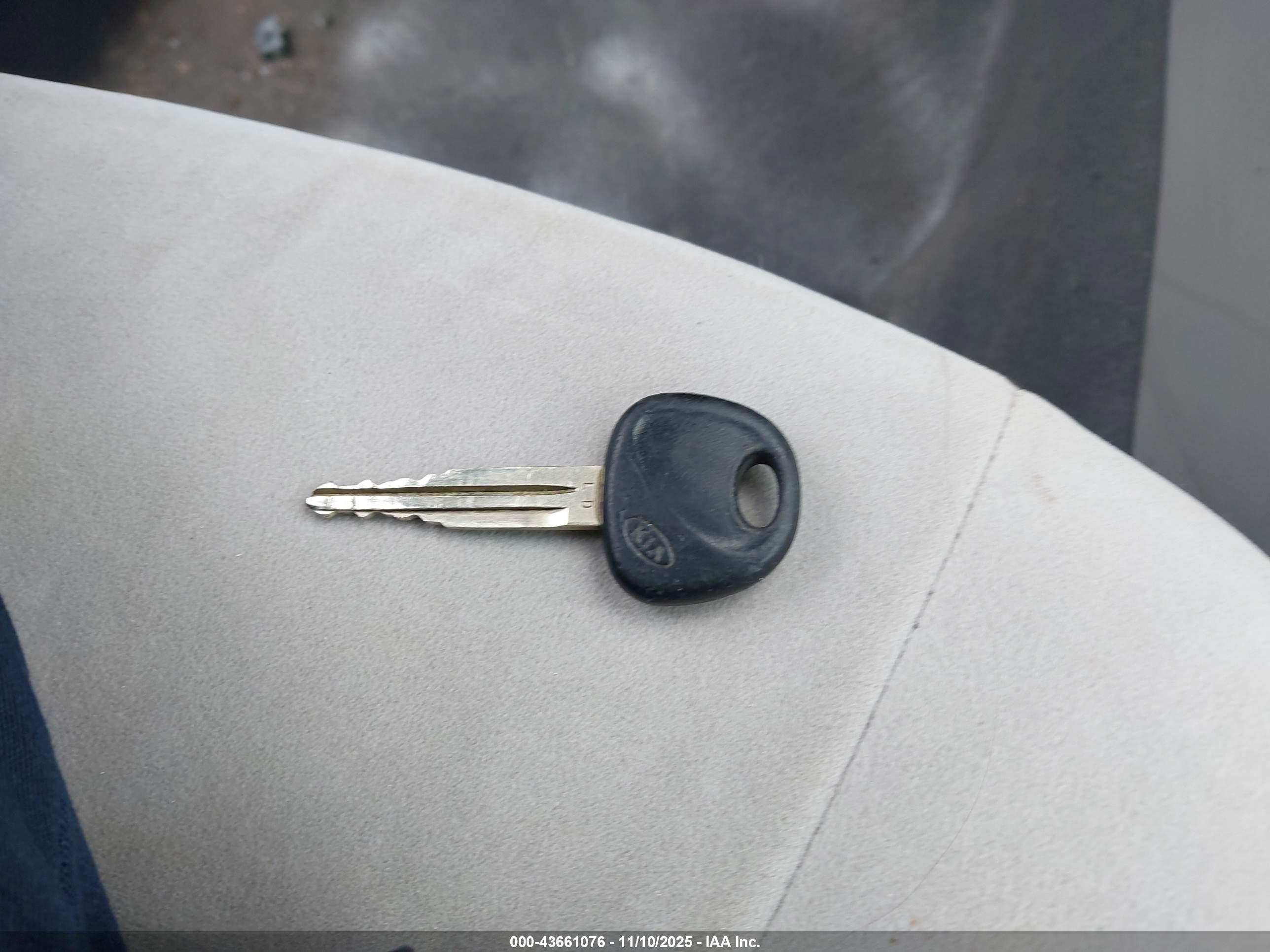 KIA SPECTRA image 11
