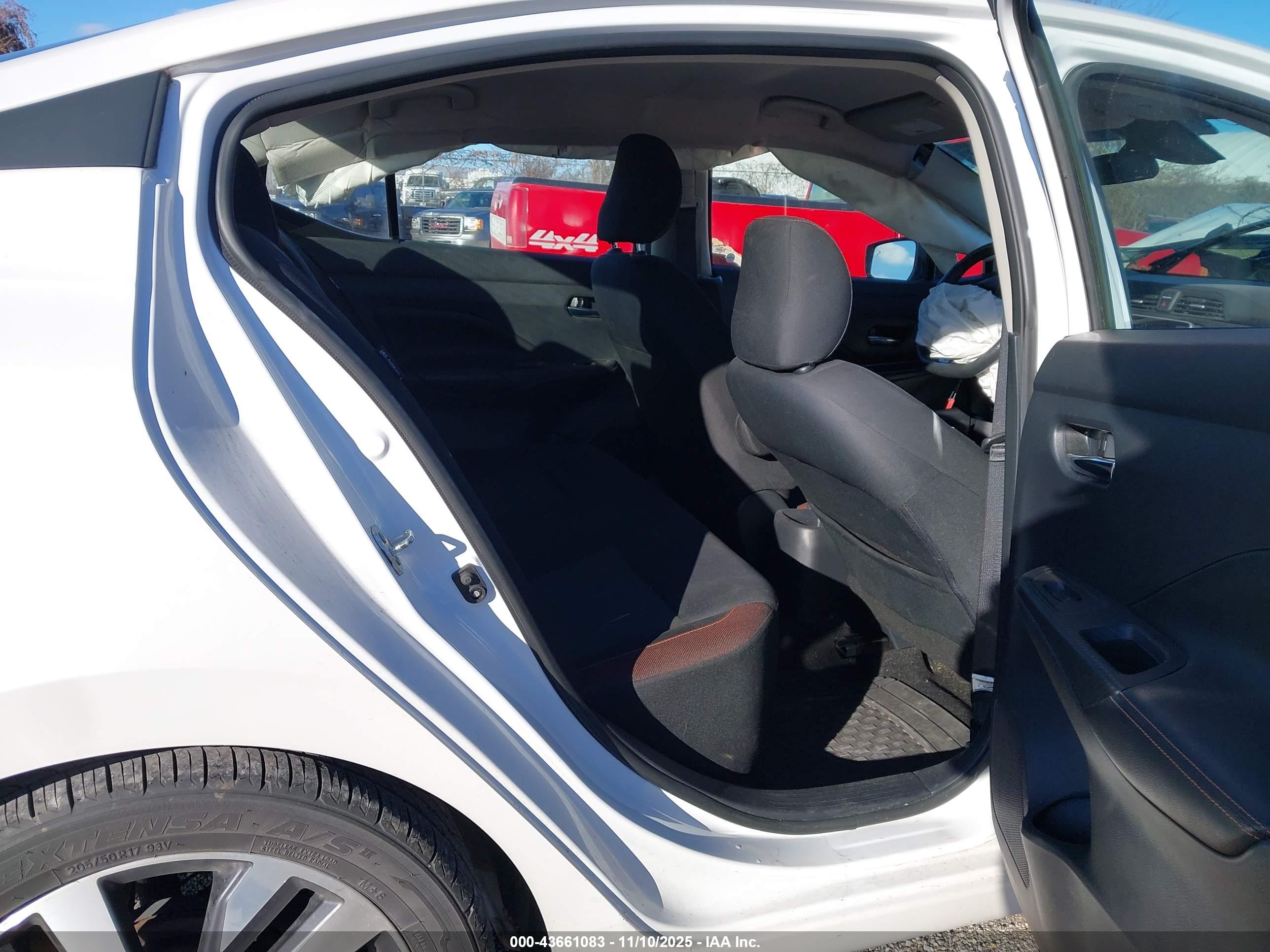 NISSAN VERSA image 8