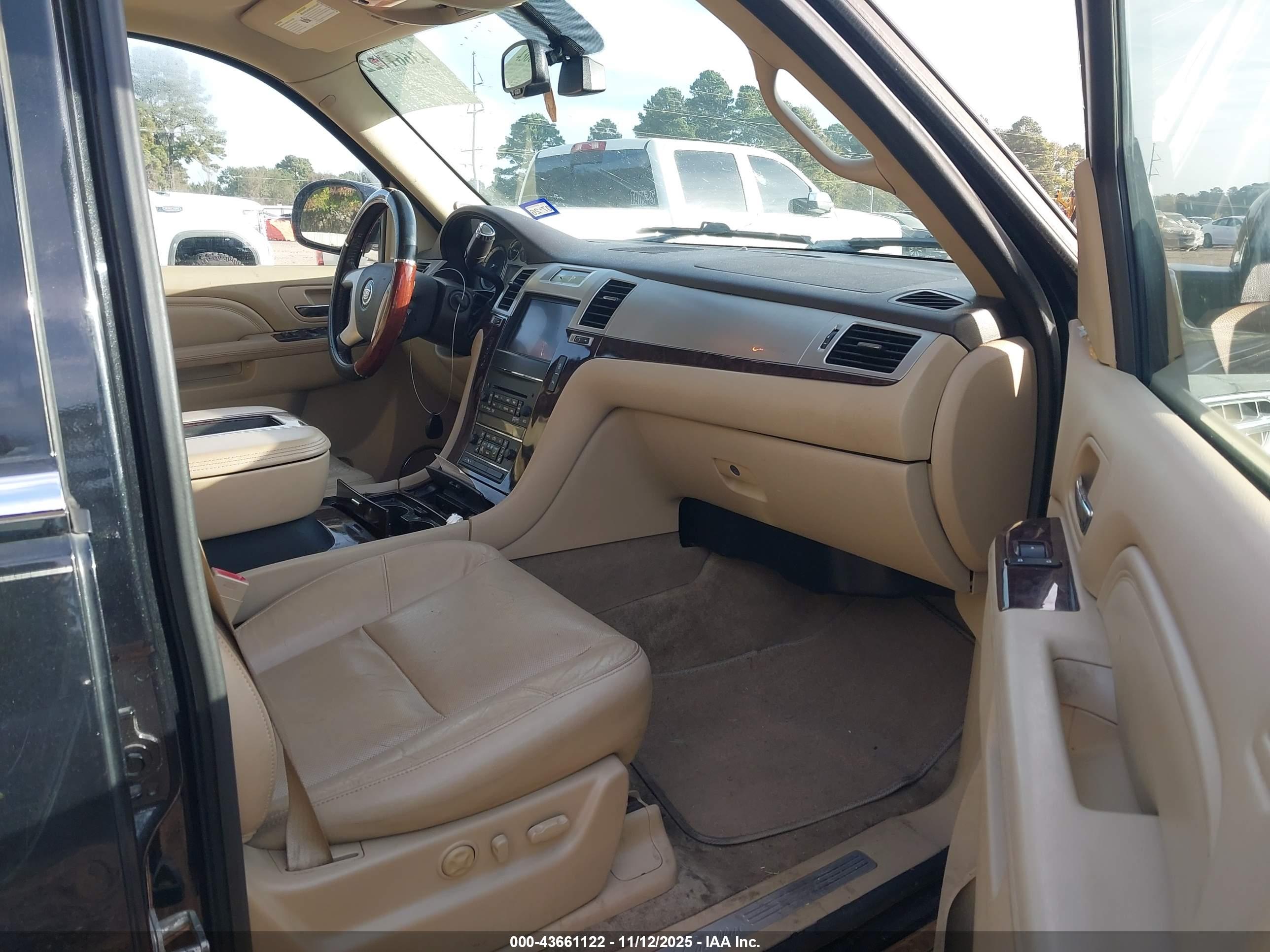 CADILLAC ESCALADE image 5
