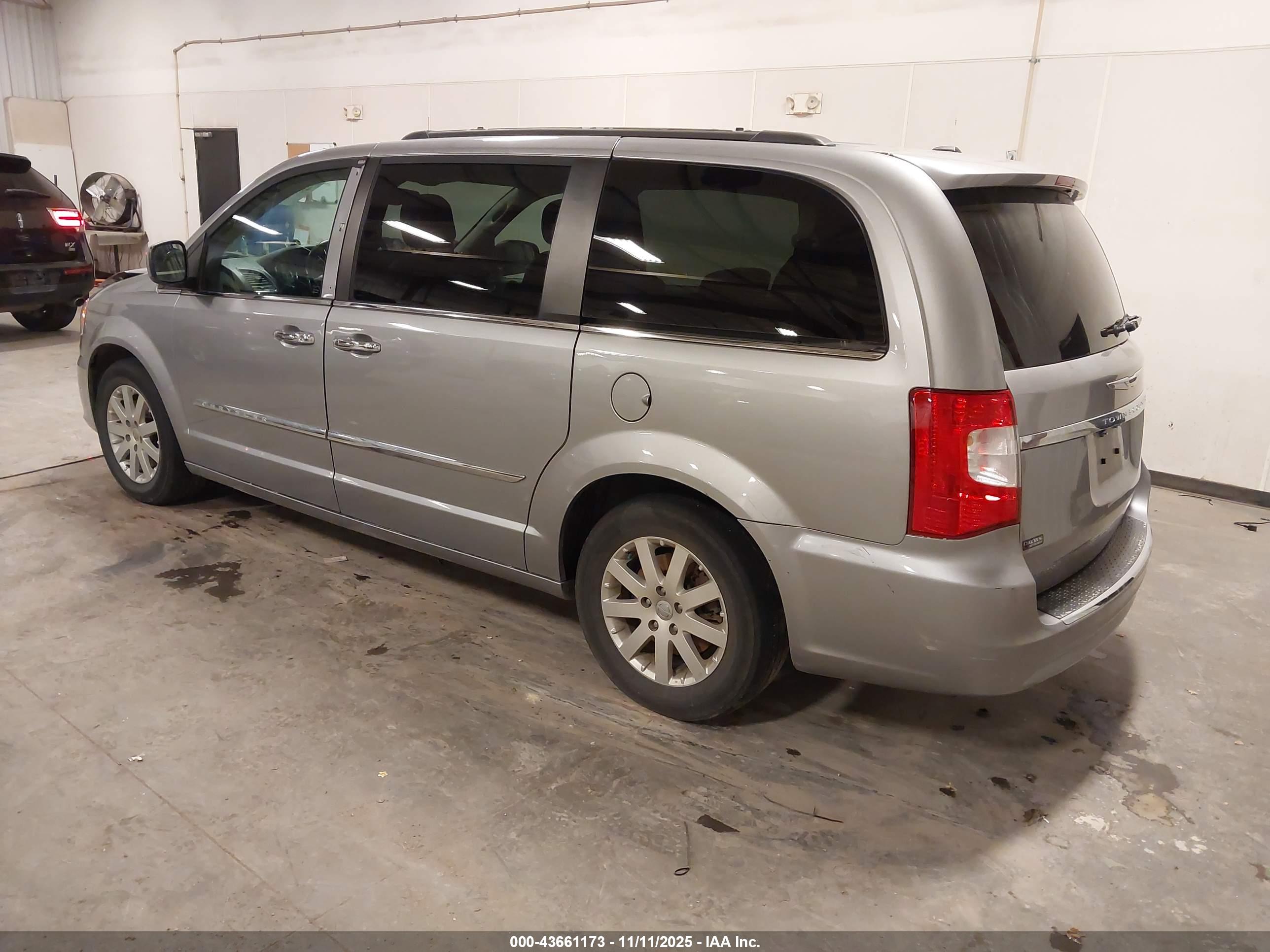CHRYSLER TOWN image 3