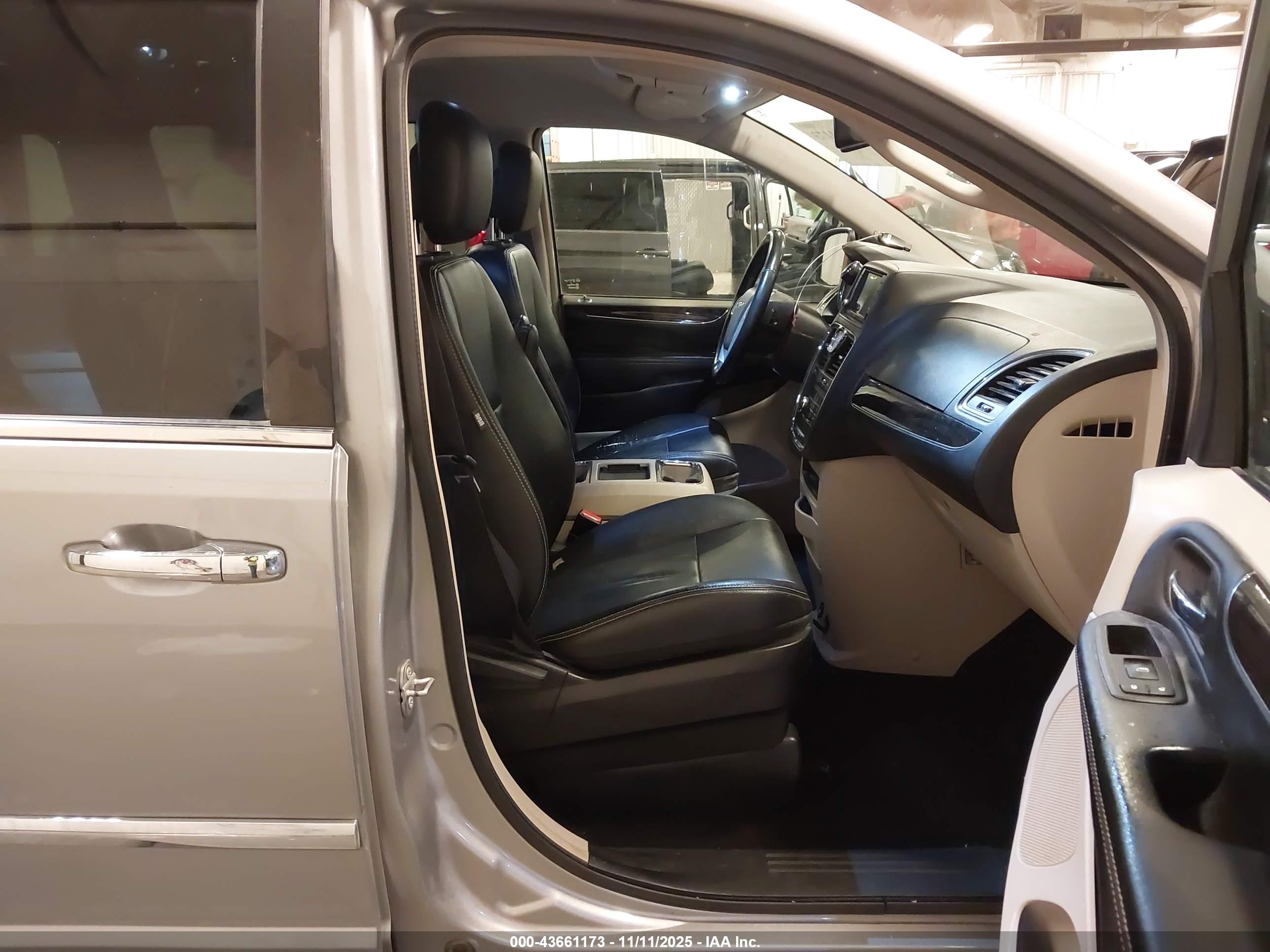 CHRYSLER TOWN image 5