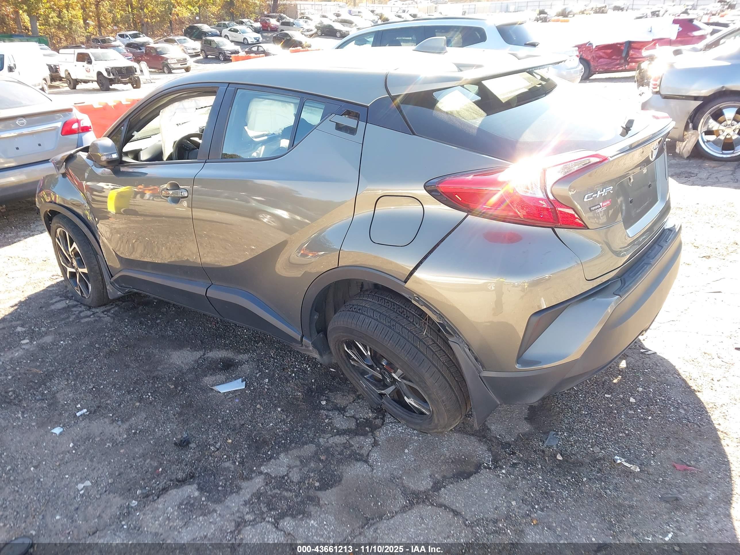 TOYOTA C-HR image 3