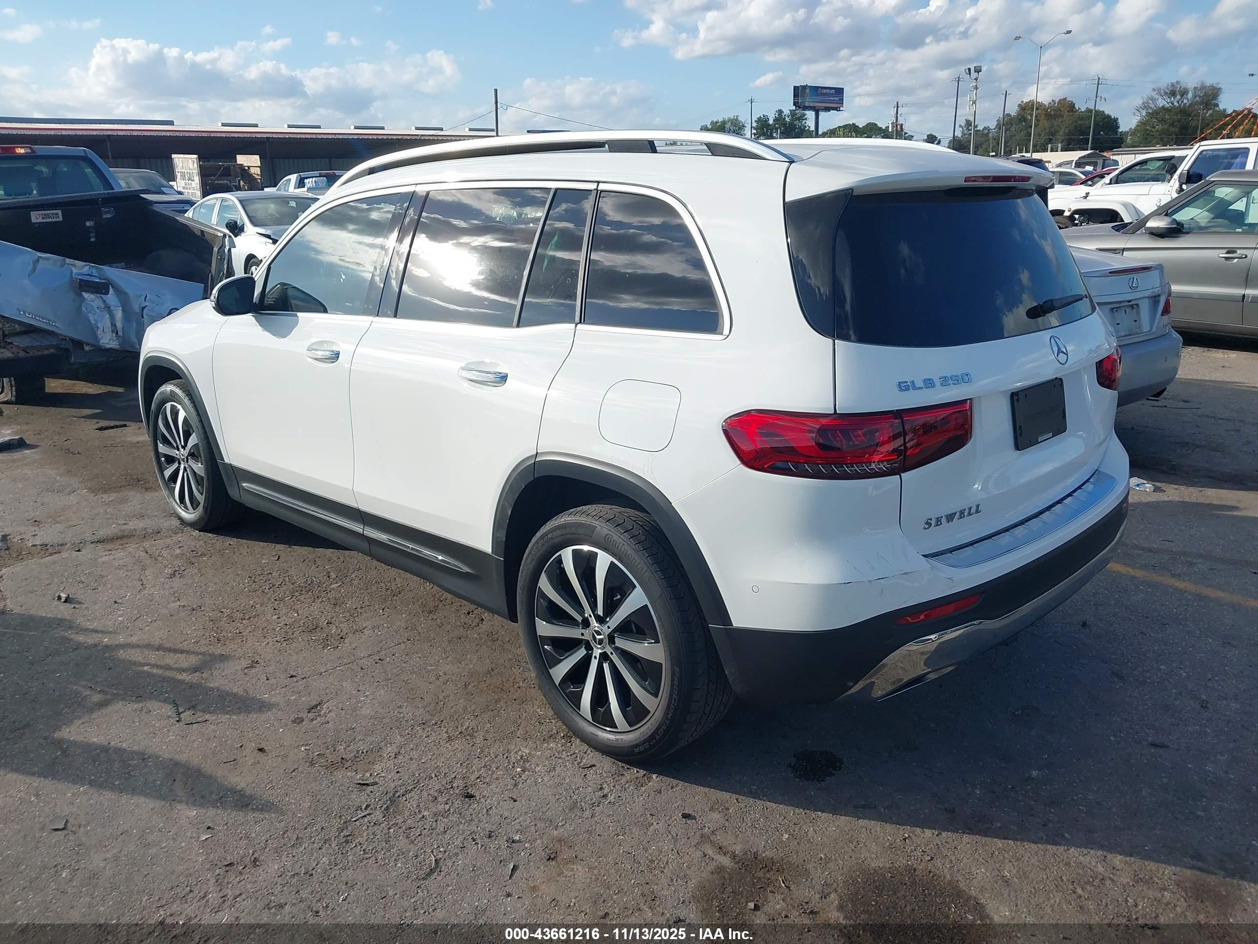 MERCEDES-BENZ GLB image 3