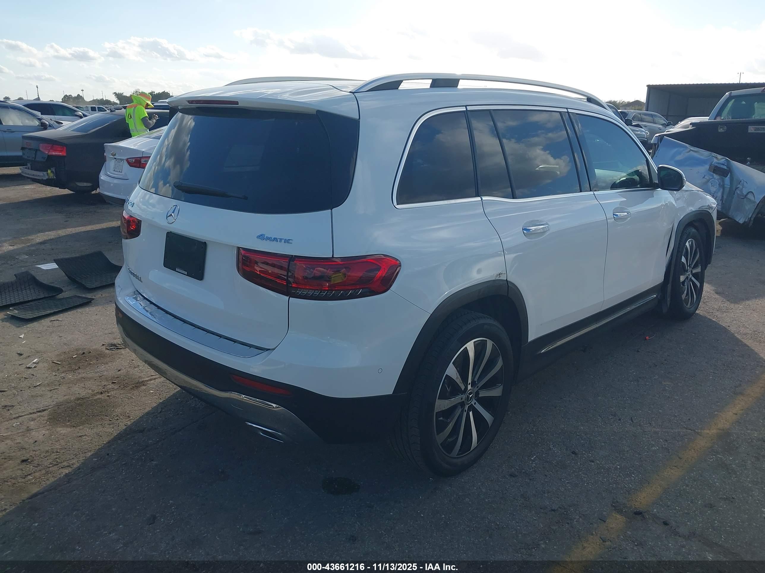 MERCEDES-BENZ GLB image 4