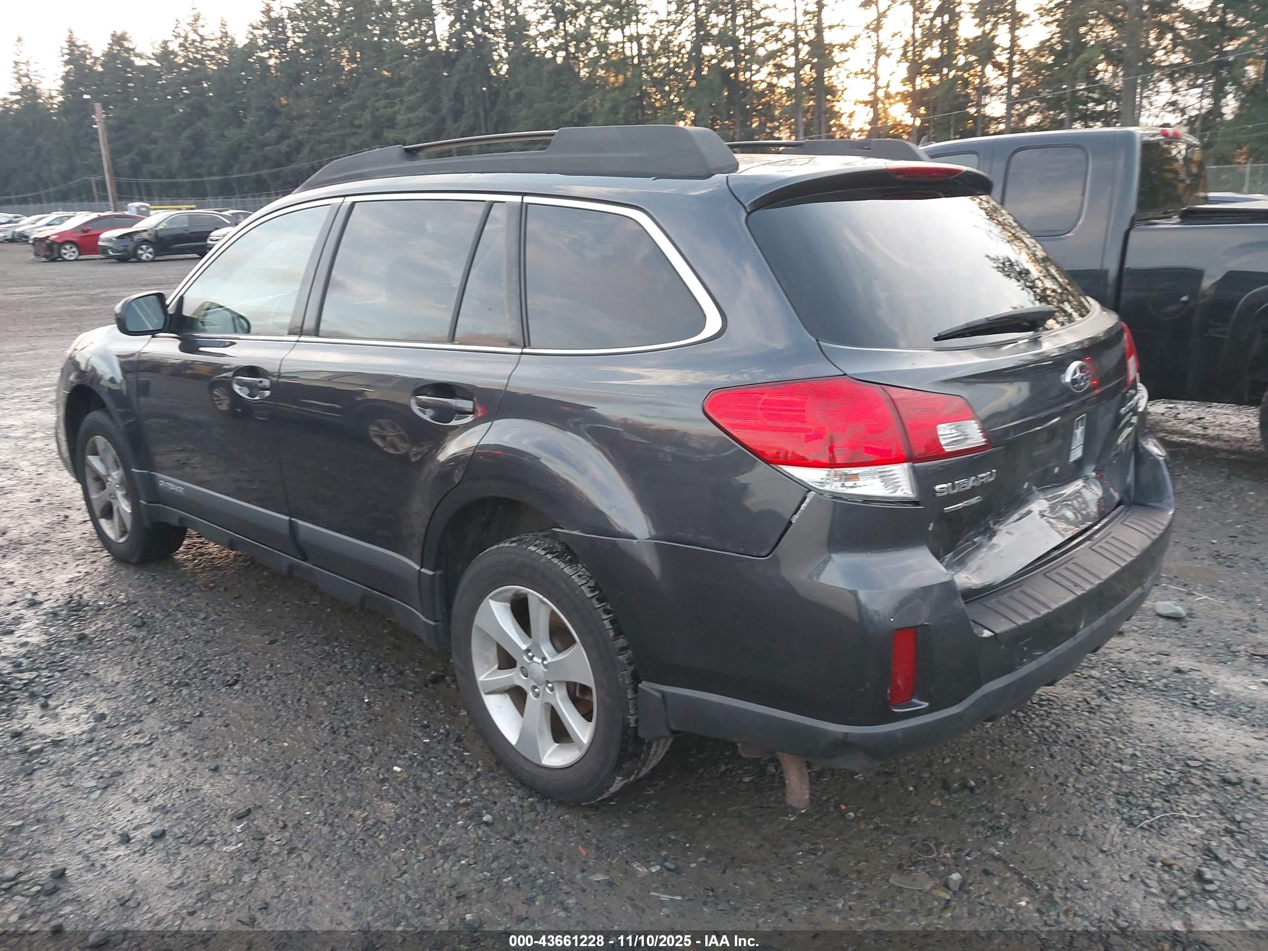 SUBARU OUTBACK image 3