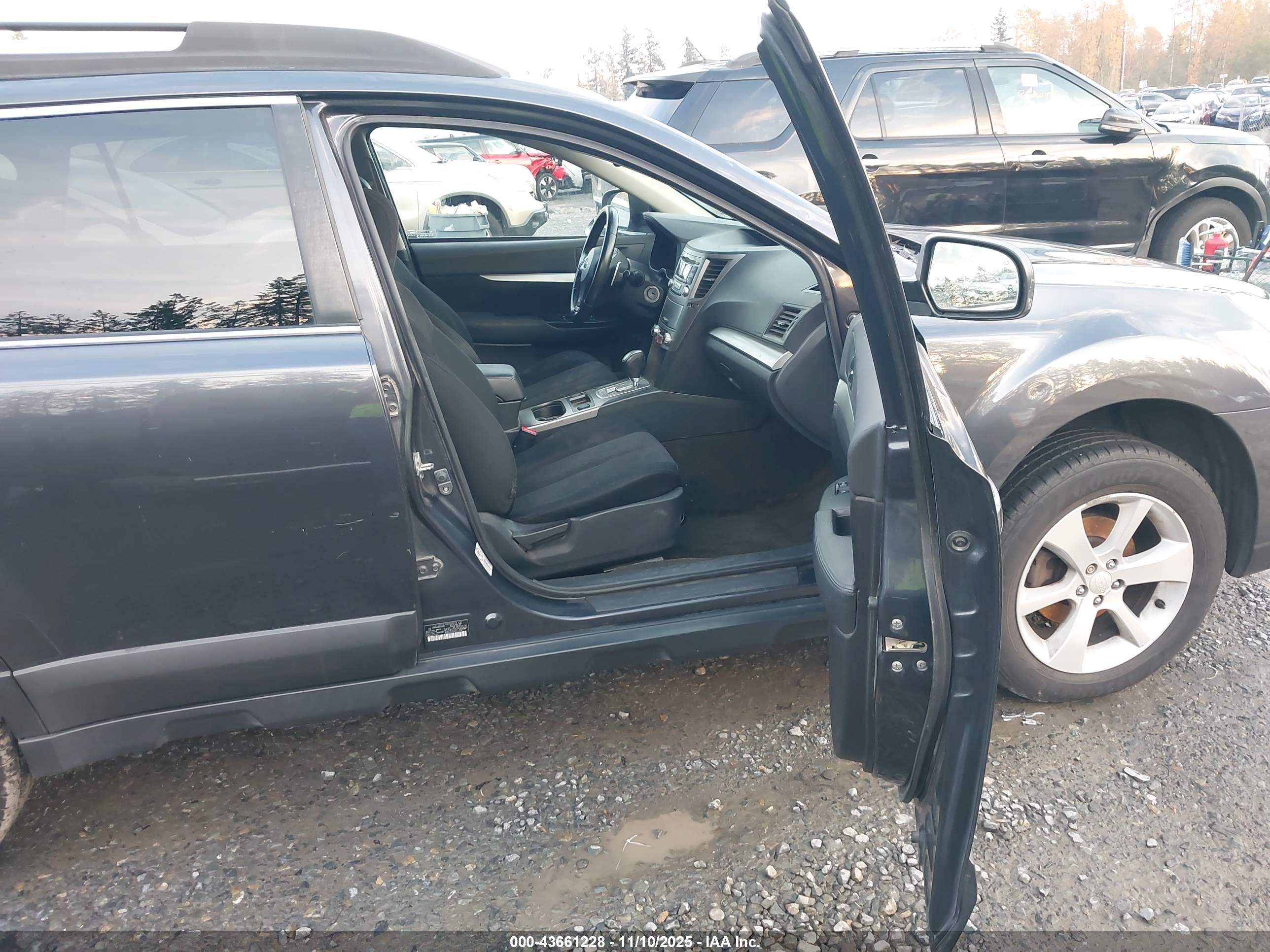 SUBARU OUTBACK image 5