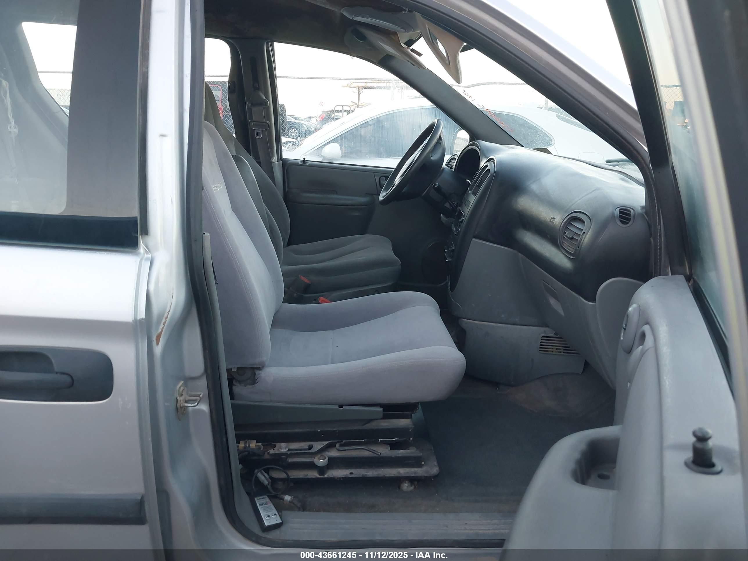 DODGE CARAVAN image 5