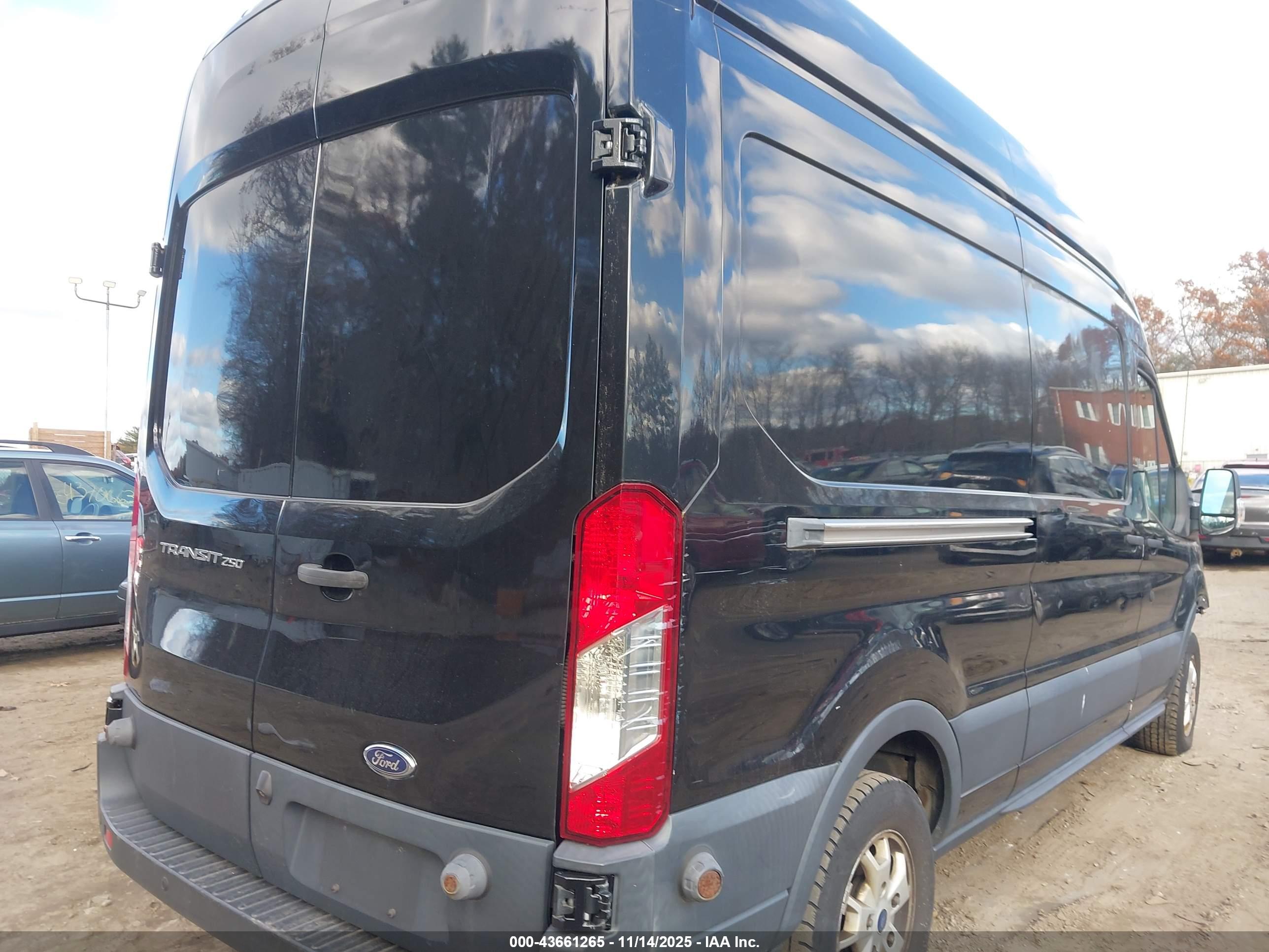 FORD TRANSIT-250 image 4