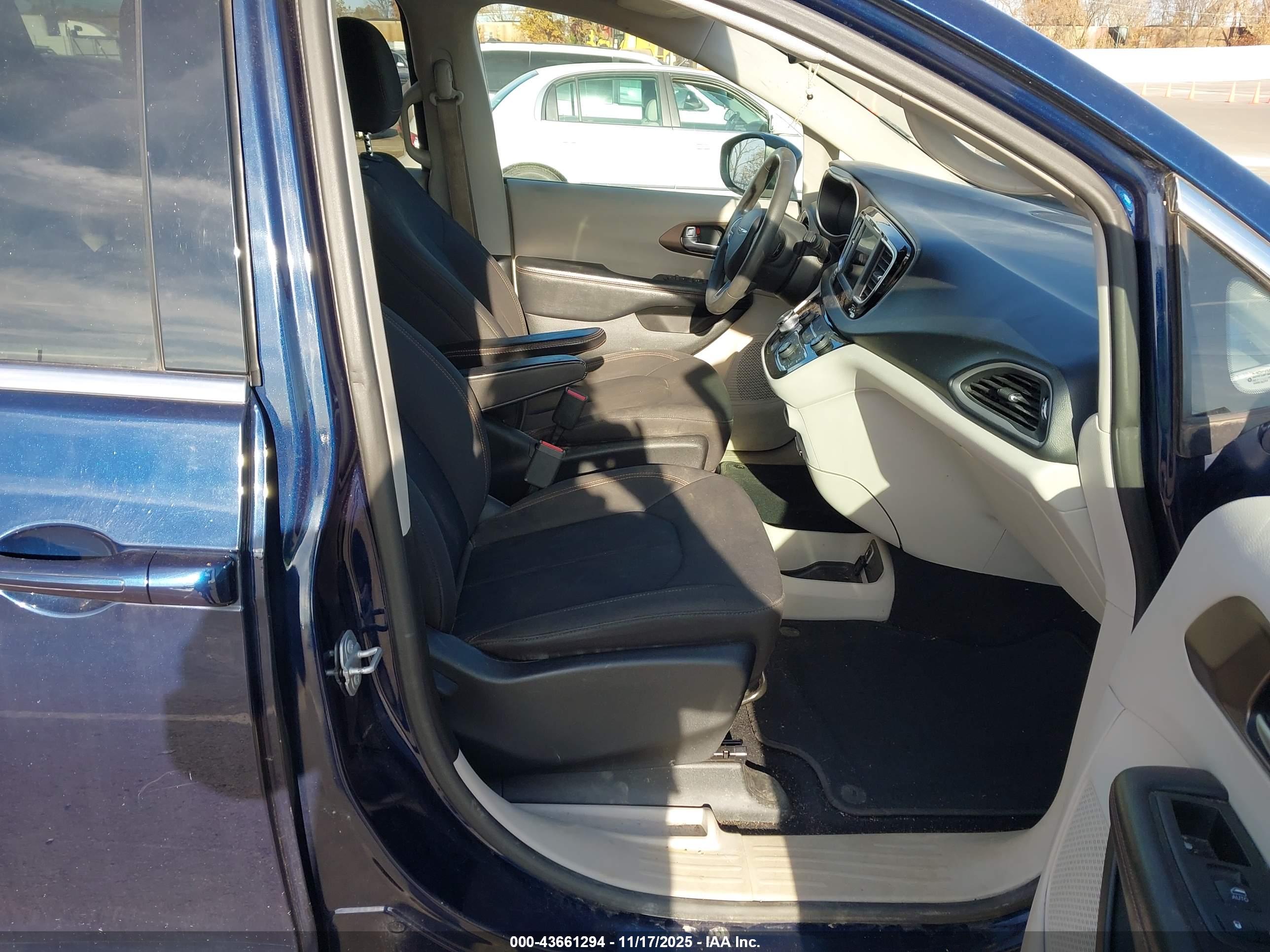 CHRYSLER PACIFICA image 5