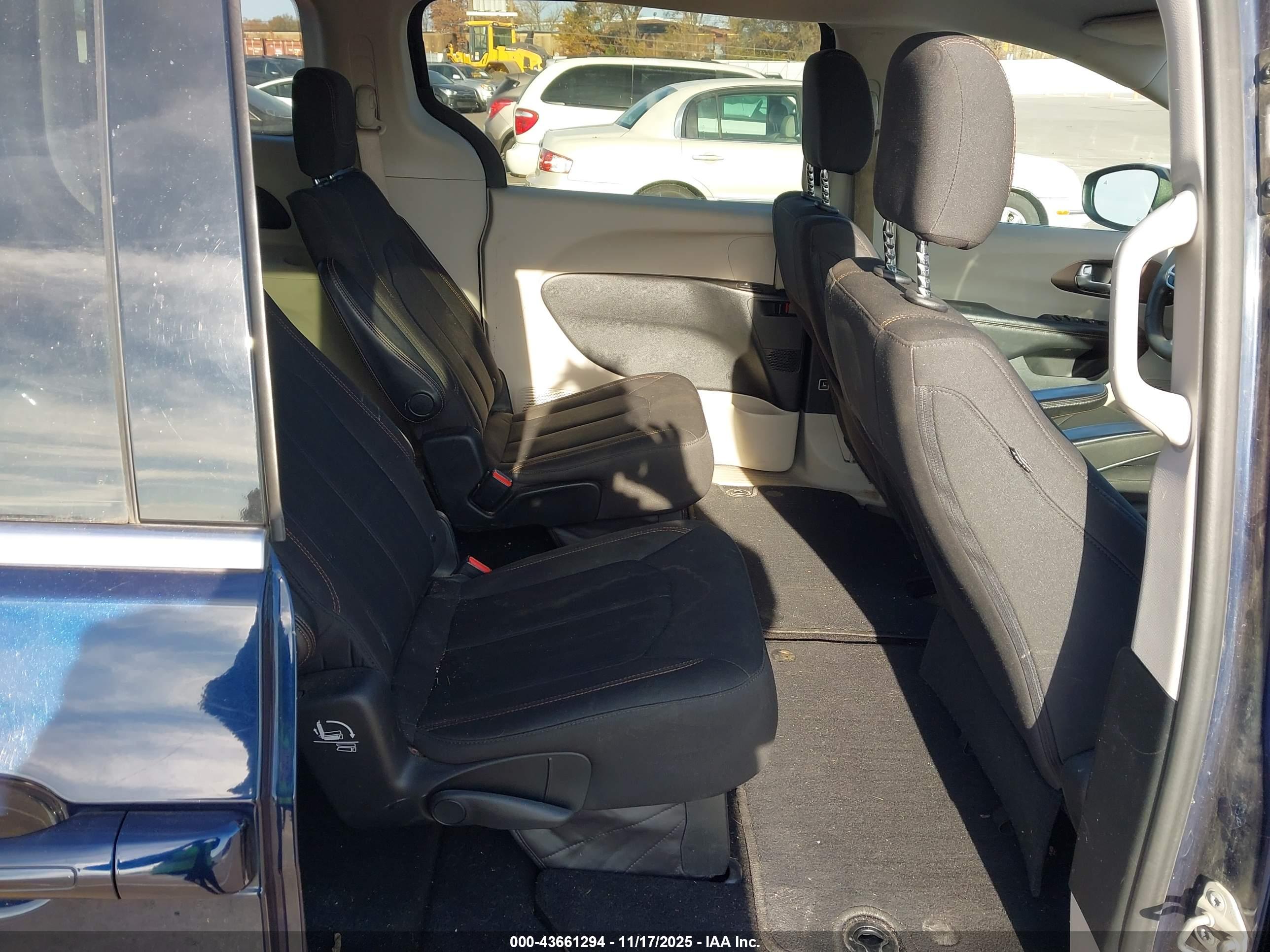 CHRYSLER PACIFICA image 8