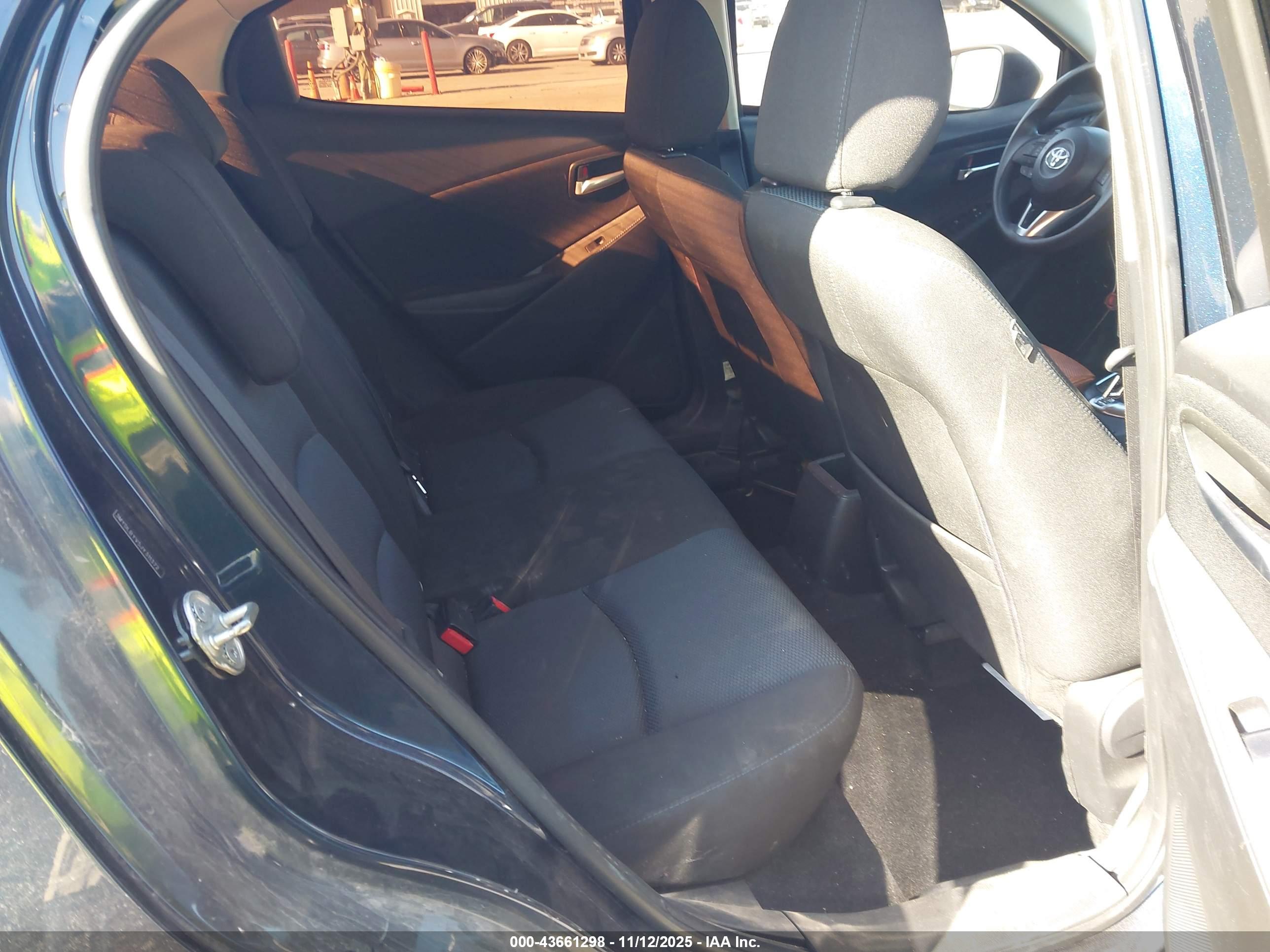TOYOTA YARIS image 8