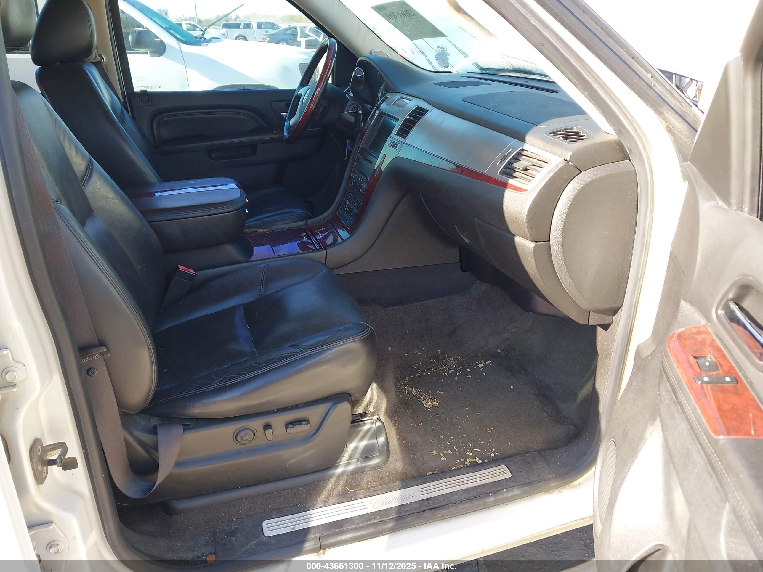 CADILLAC ESCALADE image 5