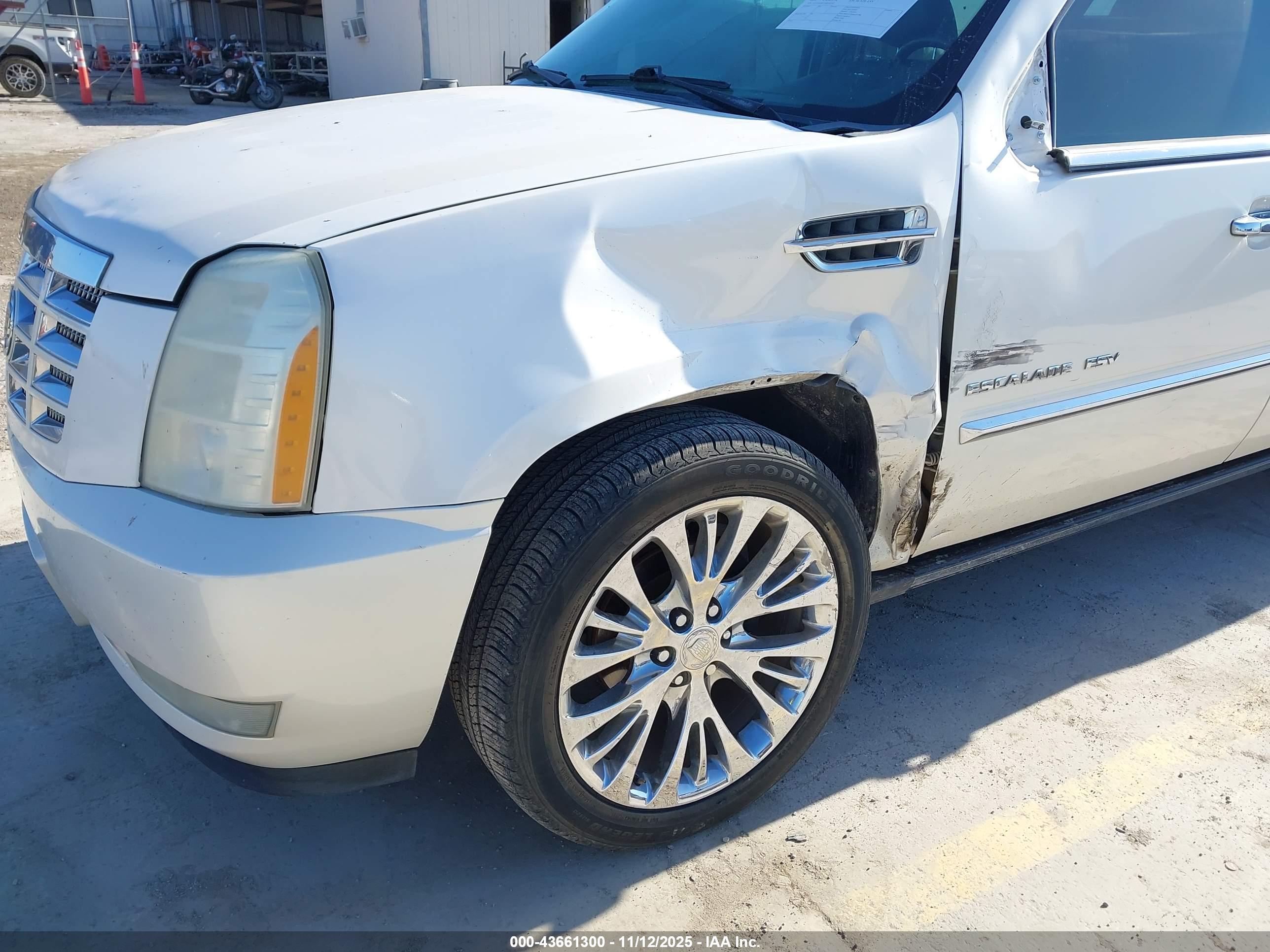 CADILLAC ESCALADE image 6