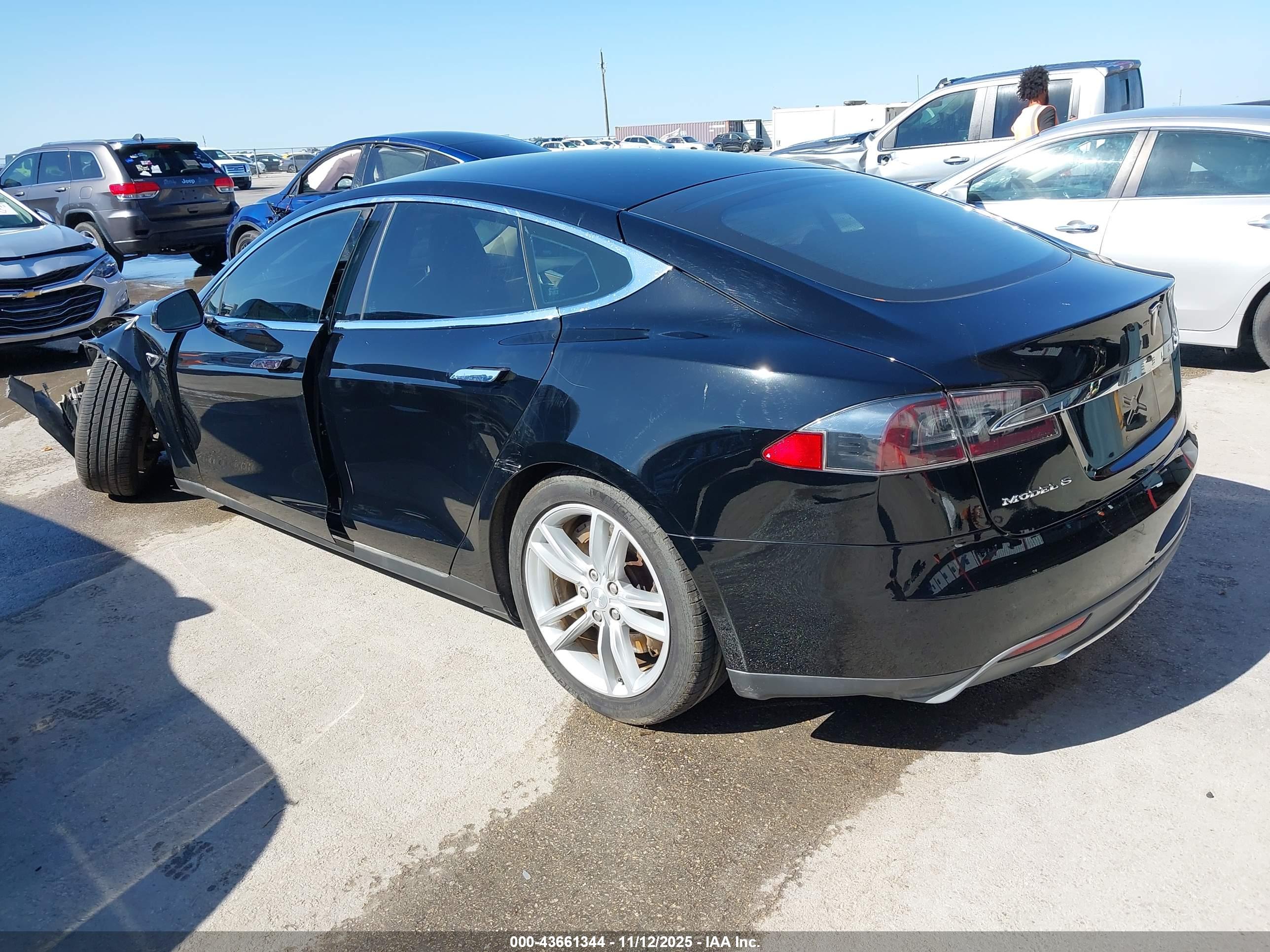 TESLA MODEL image 3