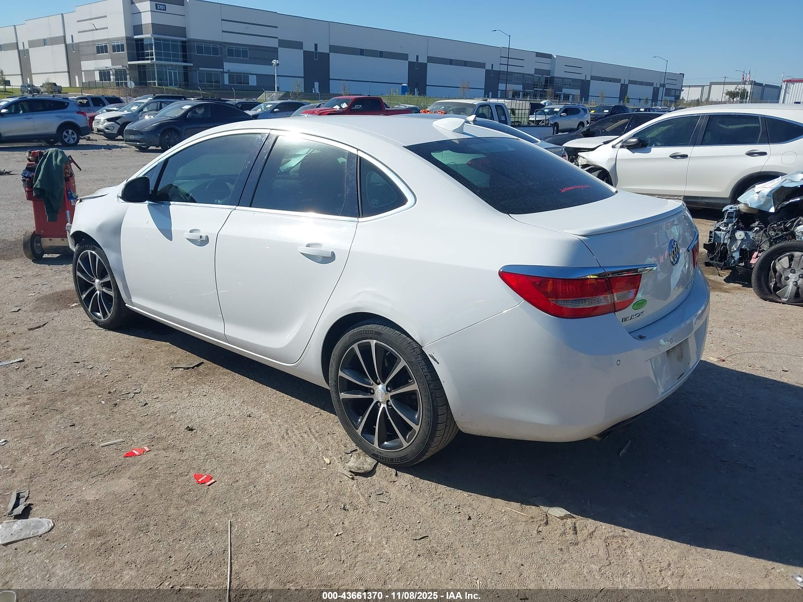 BUICK VERANO image 3