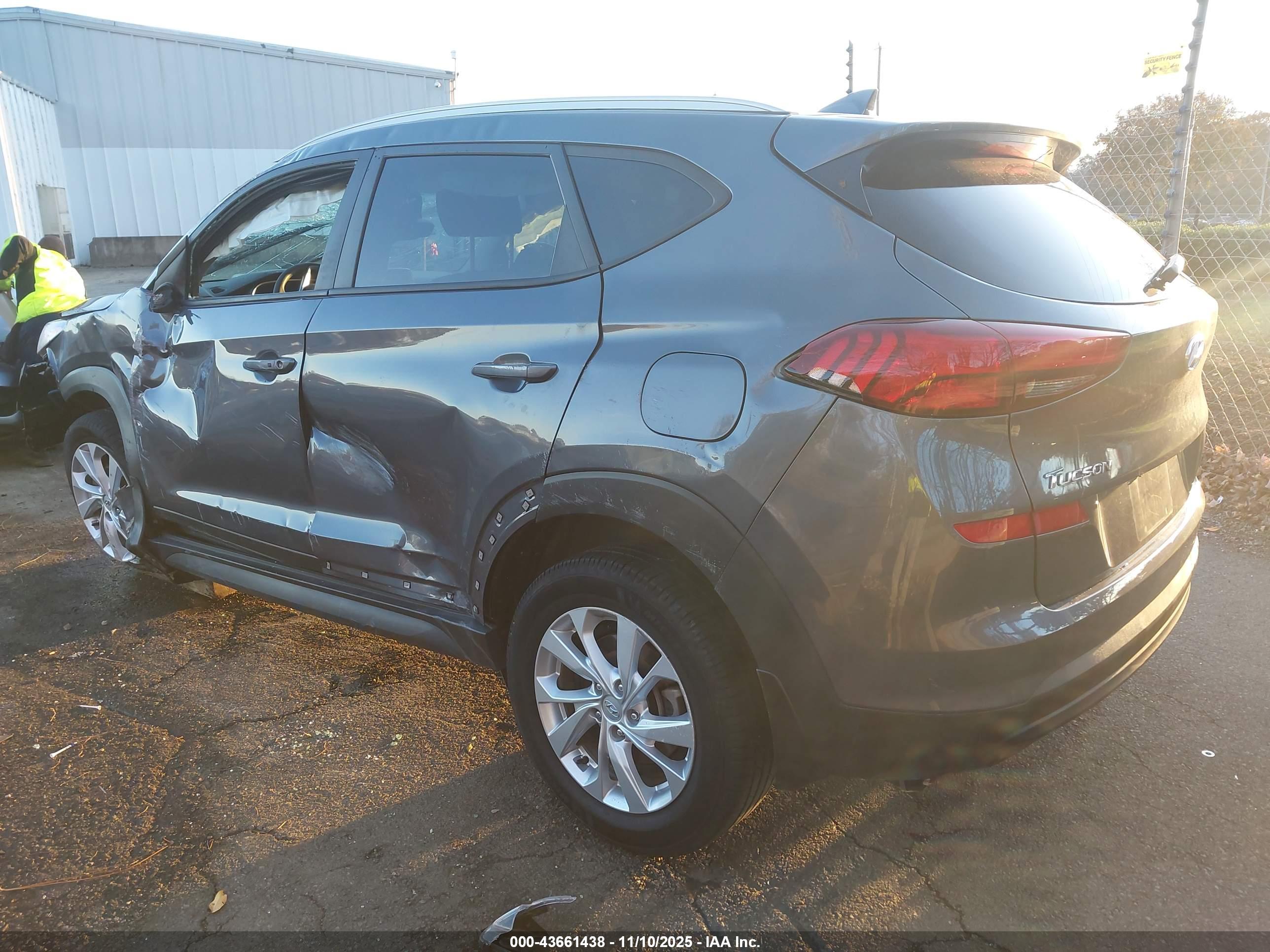 HYUNDAI TUCSON image 3