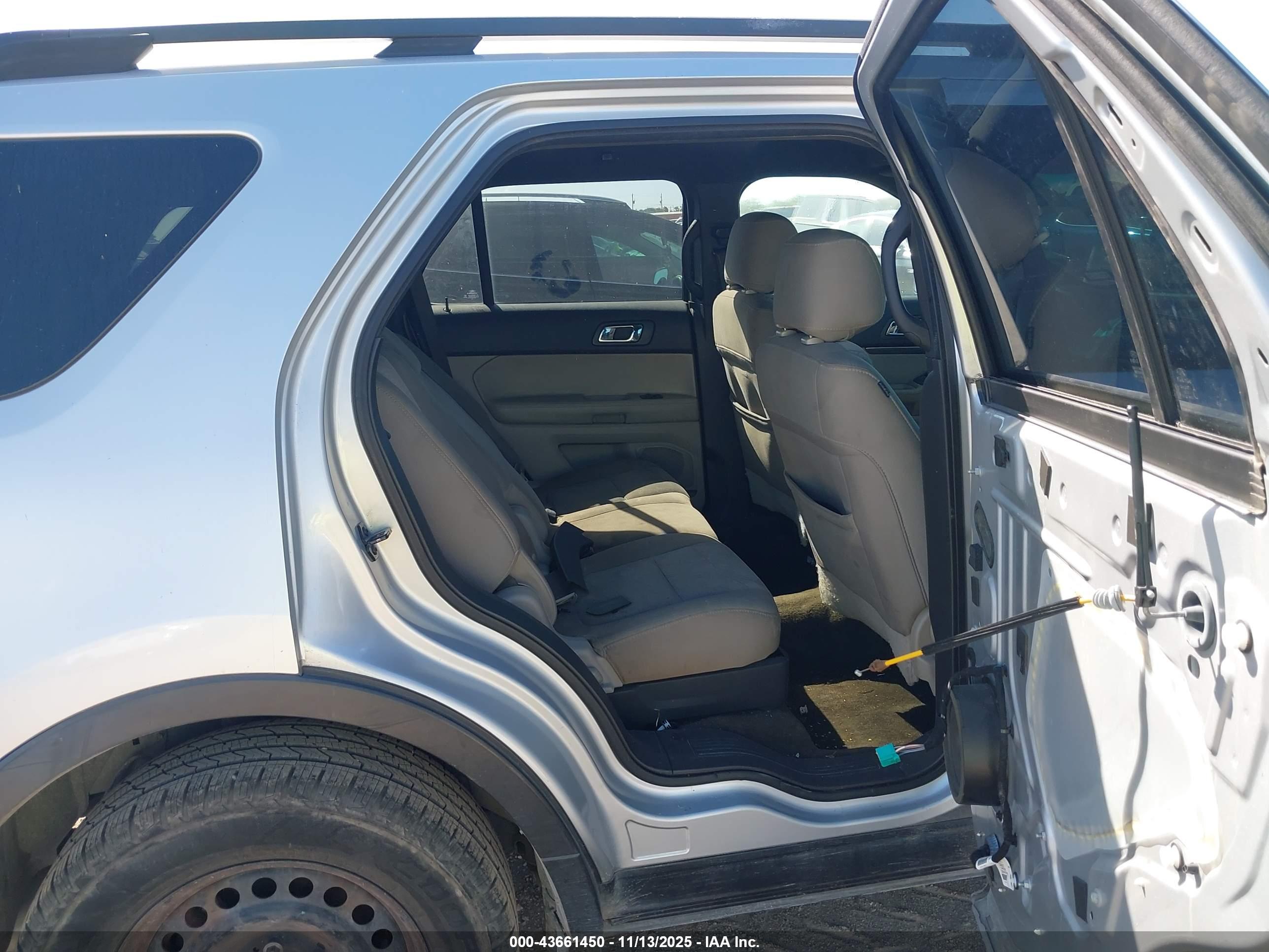 FORD EXPLORER image 8