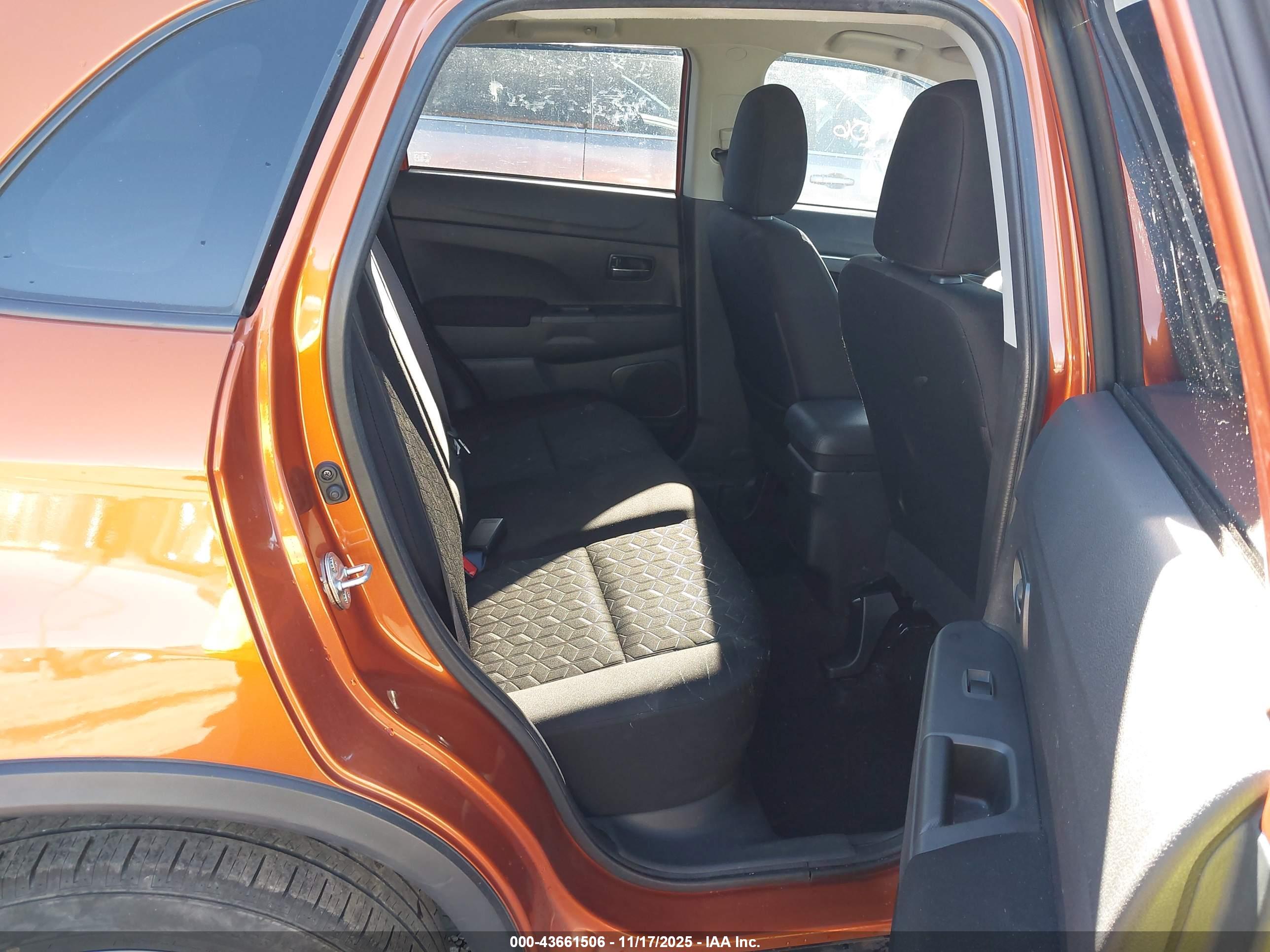 MITSUBISHI OUTLANDER image 8