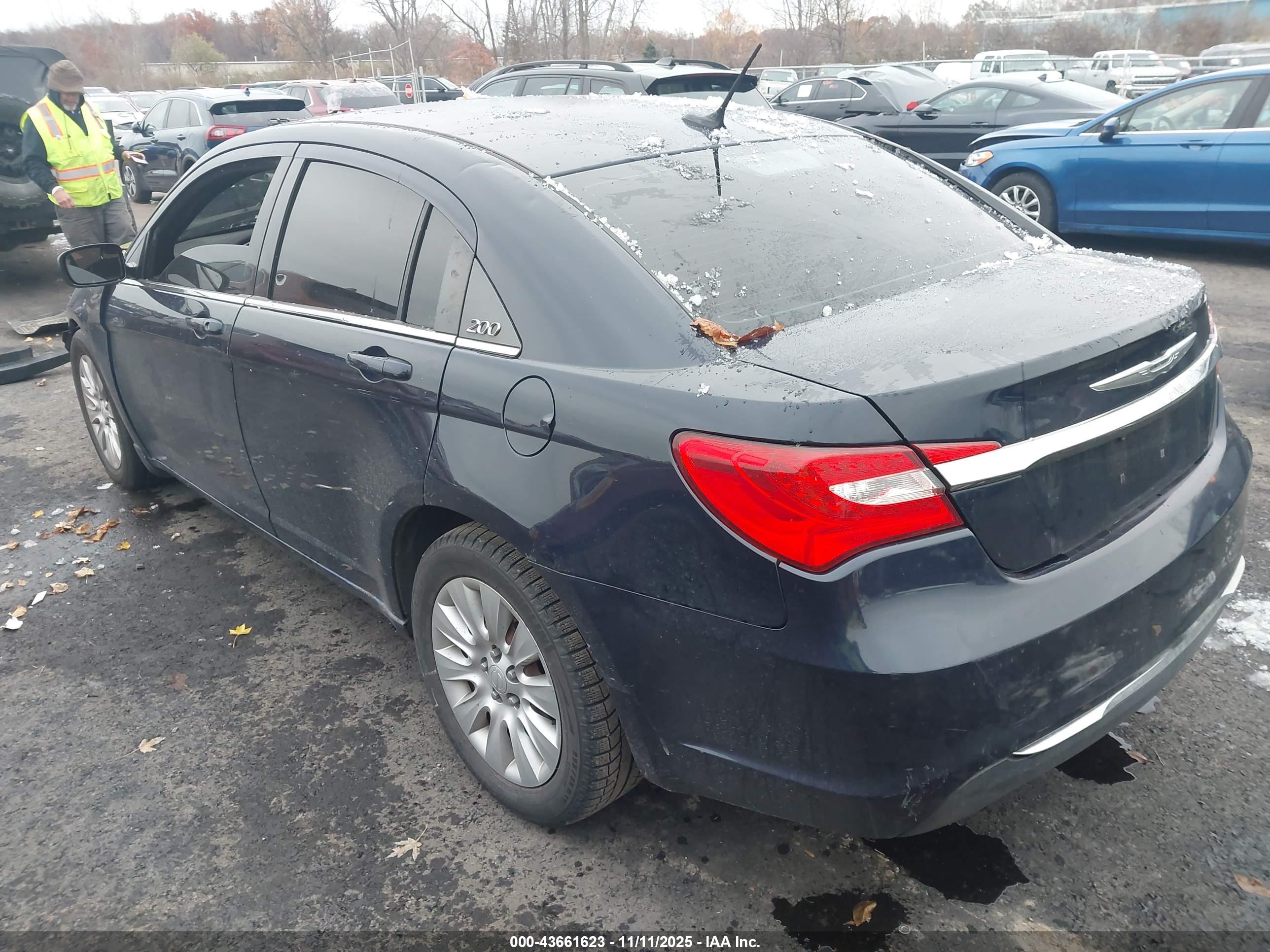 CHRYSLER 200 image 3