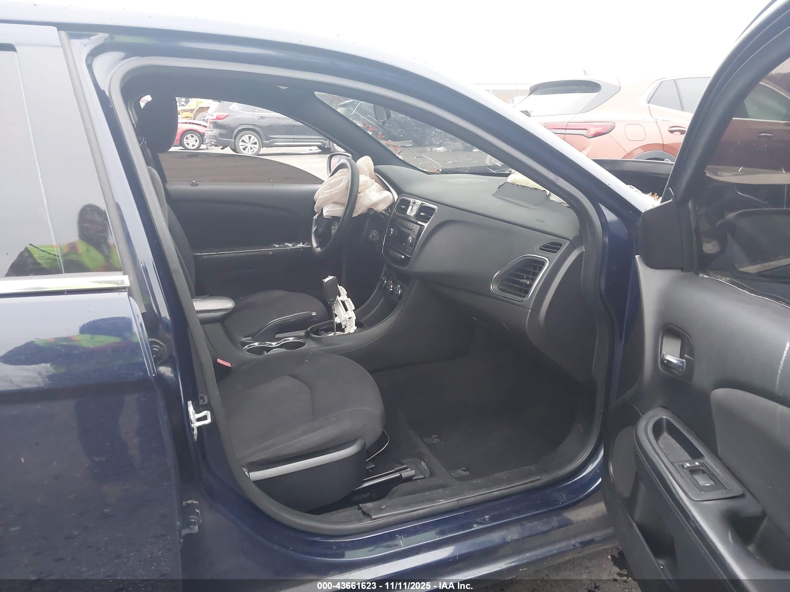 CHRYSLER 200 image 5