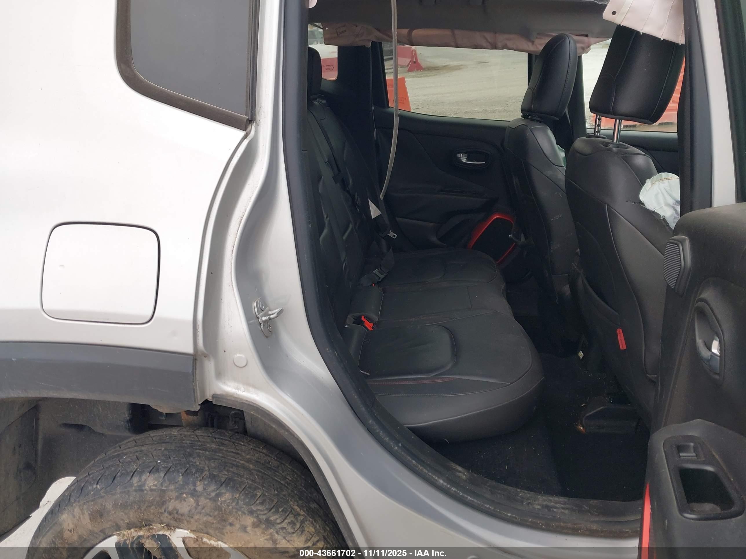 JEEP RENEGADE image 8