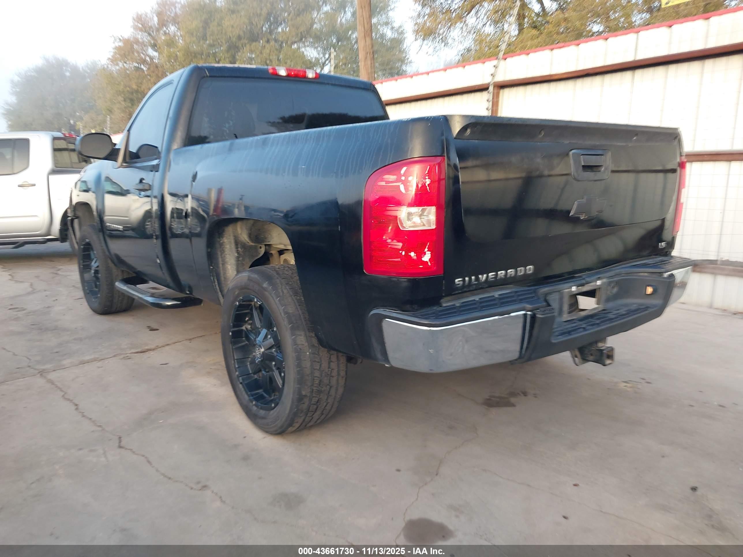 CHEVROLET SILVERADO image 3