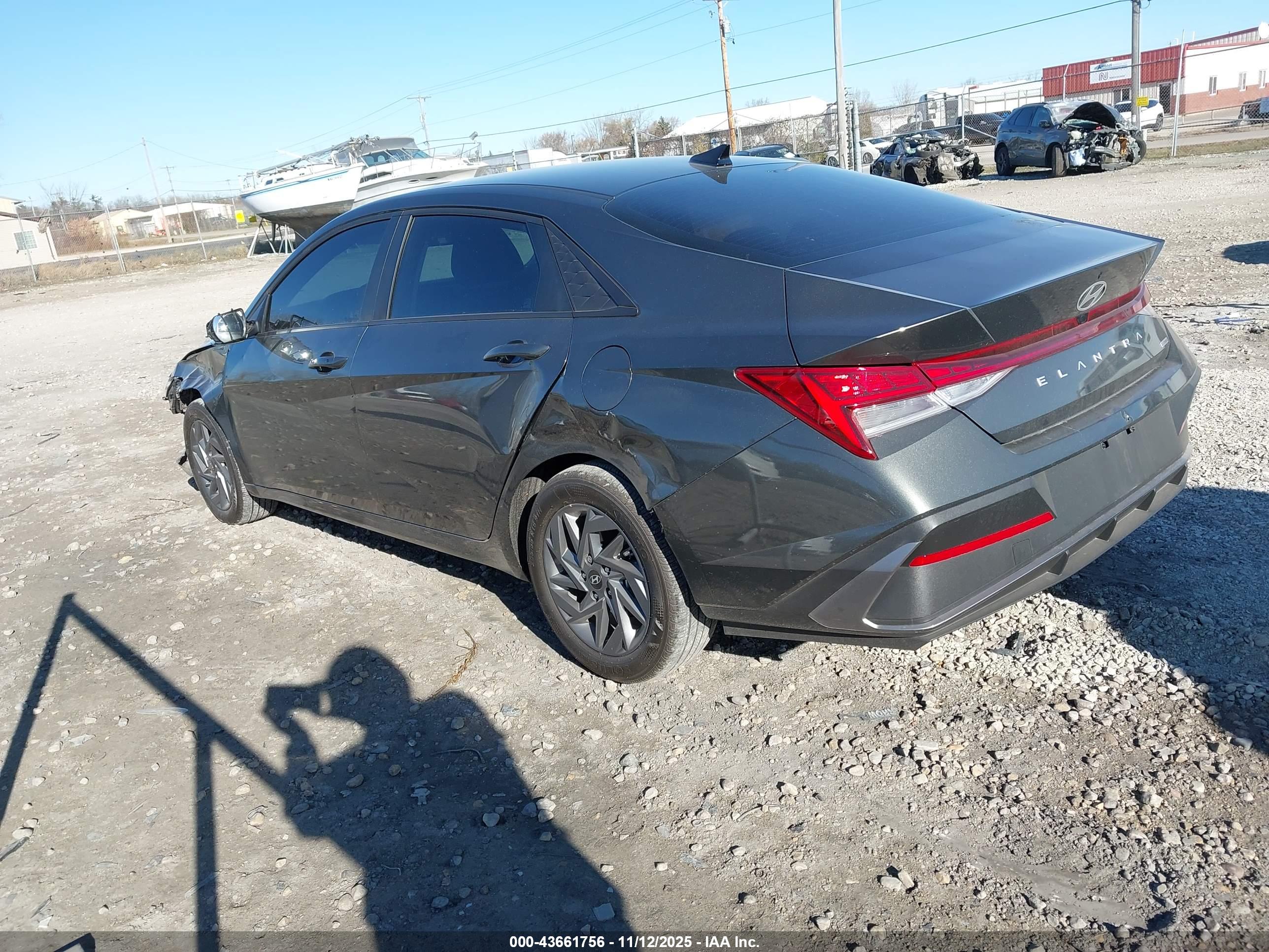 HYUNDAI ELANTRA image 3